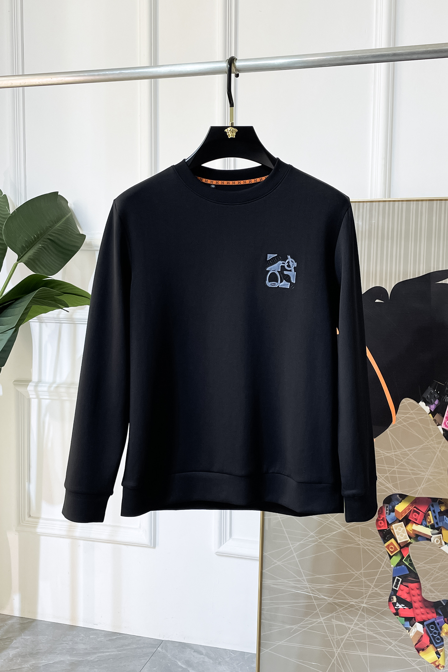 NO:601377,Hermès - 2025SS hot new style in autumn, the highest version of fashionable pullover sweatshirt, a classic that must be released every year. Favored and respected by major stars, it uses high-end European cotton blended fabrics, heavy craftsmanship, original hardware accessories and logo design, soft and smooth, and dense texture!  Stylish upper body!  One of the impeccable must-have styles for autumn!  M-4XL can wear up to 200 pounds!  ,,hermes,hoodie,sweatshirts,alexander wang19860909爱玛仕- 2025ss秋季大爆新款,最高版本时尚套头卫衣、每年必出的经典之作.受各大明星的青睐推崇,精选高端欧棉混纺面料,重工艺制作,原版五金辅料logo设计,柔软顺滑,质地密实！上身时尚有型！秋季无可挑剔必选款式之一！M-4XL 最大可穿200斤！,,hermes,hoodie,sweatshirts,alexander wang,Men's clothing