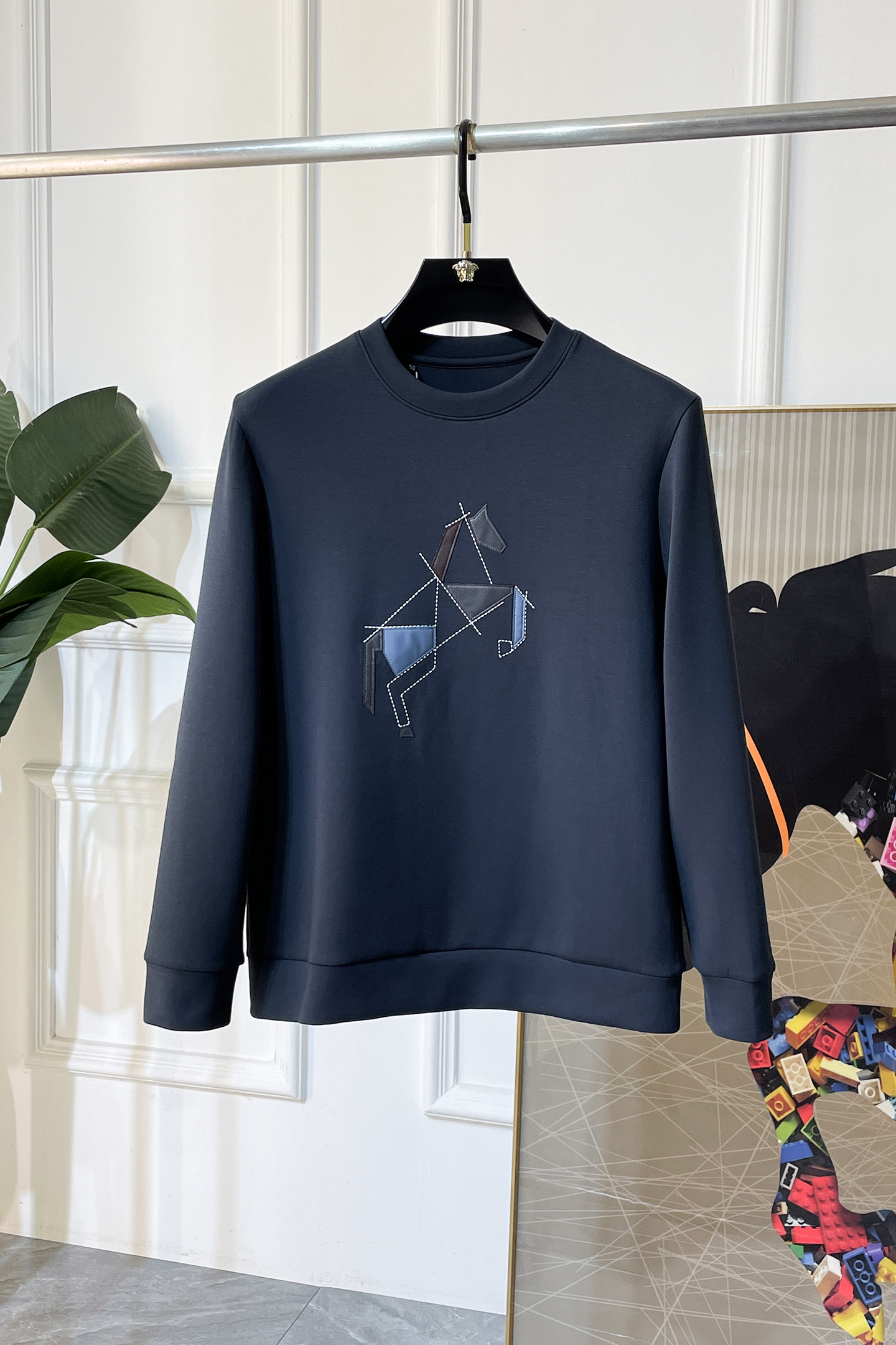 NO:654984,Hermès - 2025SS hot new style in autumn, the highest version of fashionable pullover sweatshirt, a classic that must be released every year. Favored and respected by major stars, it uses high-end European cotton blended fabrics, heavy craftsmanship, original hardware accessories and logo design, soft and smooth, and dense texture!  Stylish upper body!  One of the impeccable must-have styles for autumn!  M-4XL can wear up to 200 pounds!  ,,hermes,hoodie,sweatshirts,alexander wang19860909爱玛仕- 2025ss秋季大爆新款,最高版本时尚套头卫衣、每年必出的经典之作.受各大明星的青睐推崇,精选高端欧棉混纺面料,重工艺制作,原版五金辅料logo设计,柔软顺滑,质地密实！上身时尚有型！秋季无可挑剔必选款式之一！M-4XL 最大可穿200斤！,,hermes,hoodie,sweatshirts,alexander wang,Men's clothing