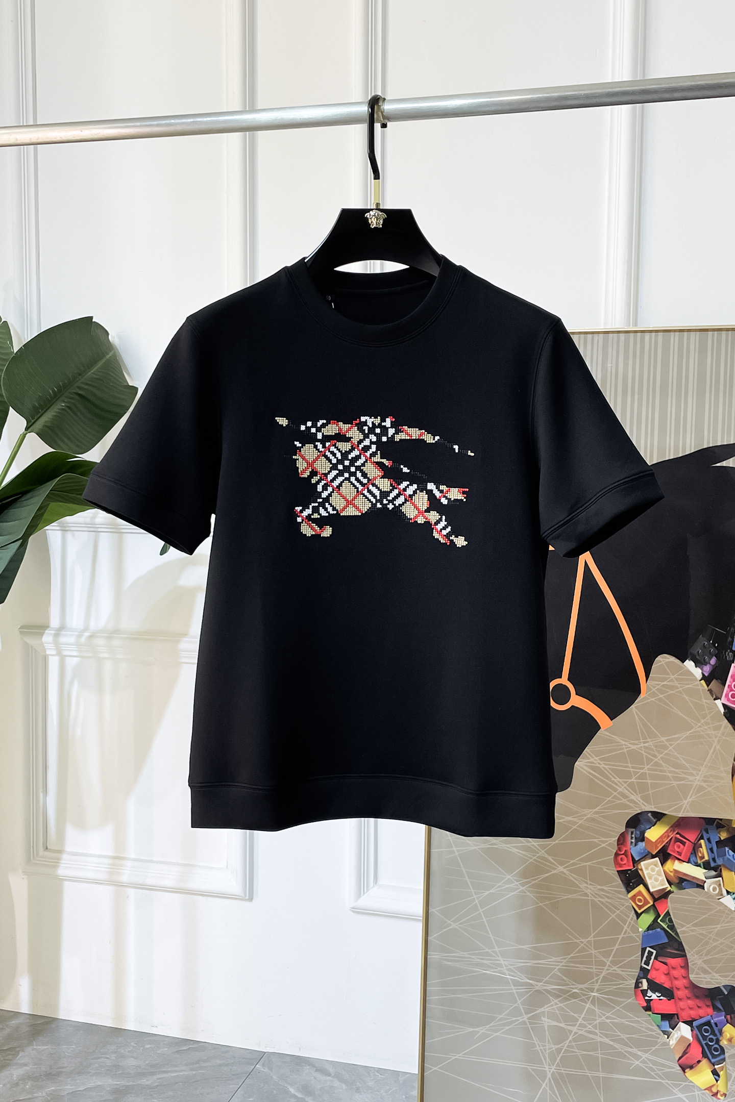 NO:601380,Burberry - 2025ss autumn and winter half-sleeved knitted sweater series!  Casual business outer wear and a must-have for inner wear, selected from the finest worsted mulberry silk blended fabrics, the fabric has a delicate feel, is close-fitting and comfortable without digging into the flesh, the upper body has a good shape and is warm to wear. The counter logo design is very unique. Don’t miss it, male idols!  Size M-4XL can wear up to 200 pounds!  ,,burberry,alexander wang19860909巴宝莉 -2025ss秋冬半袖针织毛衫系列！休闲商务外穿 内搭必备款,精选上等-精纺桑蚕丝混纺面料,面料手感细腻,贴身舒适不扎肉,上身版型好 穿着保暖,专柜标志设计非常独特,男神们别错过！ 尺码 M-4XL 最大可穿200斤！,,burberry,alexander wang,Men's clothing