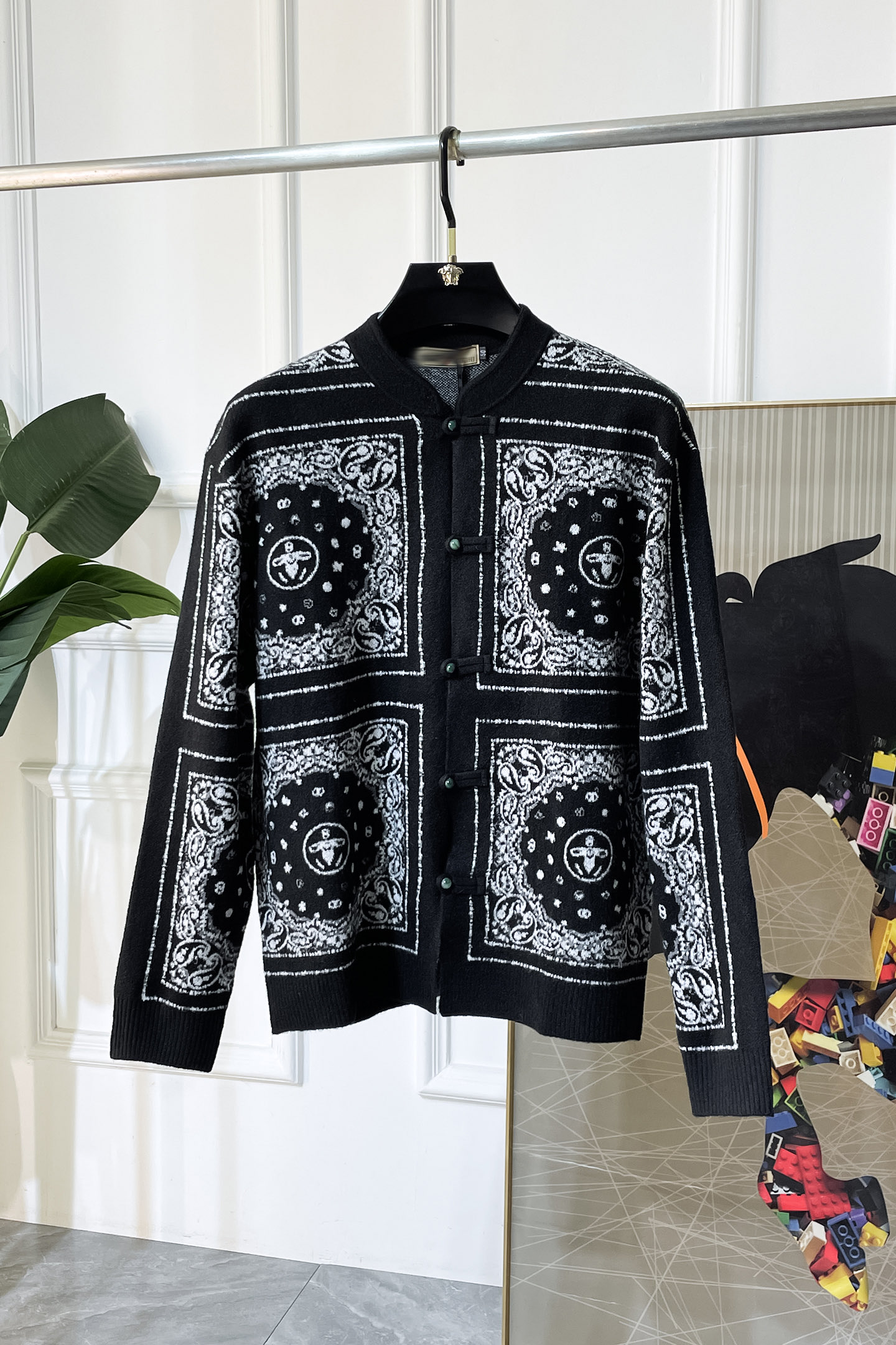 NO:601402,LV- 2025ss autumn and winter counter hot style Chinese style woolen sweater, casual and fashionable outer wear, a must-have for inner wear, customized imported wool blended fabric, the fabric has a delicate feel, close to the body and is comfortable without piercing the flesh, the upper body has a good shape, warm to wear, the counter logo design is very unique, the original quality and craftsmanship are definitely the highest version on the market, the top original version is awesome to wear, soft and crisp, not easy to deform. The seams and seams are very rigorous and absolutely required by first-line OEMs!  Don’t miss it, male gods!  Size M-3XL,,louis vuitton,alexander wang19860909LV- 2025ss秋冬专柜大爆款中国风羊毛衫,休闲时尚外穿 内搭必备款,定制进口羊毛混纺面料,面料手感细腻,贴身舒适不扎肉,上身版型好 穿着保暖,专柜标志设计非常独特,原版品质与工艺 绝对市场最高版本 顶级原版穿着超赞 柔顺挺括,不易变形.锁边缝盘都非常严谨考究 绝对一线代工要求！男神们别错过！ 尺码 M-3XL,,louis vuitton,alexander wang,Men's clothing