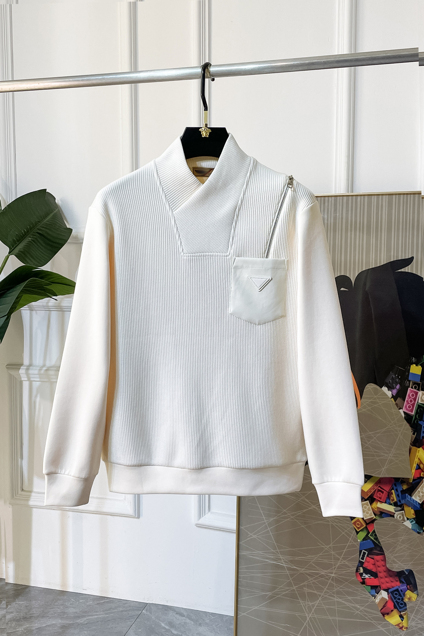 NO:601417,Prada - 2025ss autumn hot new style, the highest version of fashionable pullover sweatshirt, a must-have classic every year. Favored and respected by major stars, it uses high-end European cotton blended fabrics, heavy craftsmanship, original hardware accessories and logo design, soft and smooth, and dense texture!  Stylish upper body!  One of the impeccable must-have styles for autumn!  M-3XL can wear up to 200 pounds!  ,,prada,hoodie,sweatshirts,alexander wang19860909普拉达- 2025ss秋季大爆新款,最高版本时尚套头卫衣、每年必出的经典之作.受各大明星的青睐推崇,精选高端欧棉混纺面料,重工艺制作,原版五金辅料logo设计,柔软顺滑,质地密实！上身时尚有型！秋季无可挑剔必选款式之一！M-3XL 最大可穿200斤！,,prada,hoodie,sweatshirts,alexander wang,Men's clothing