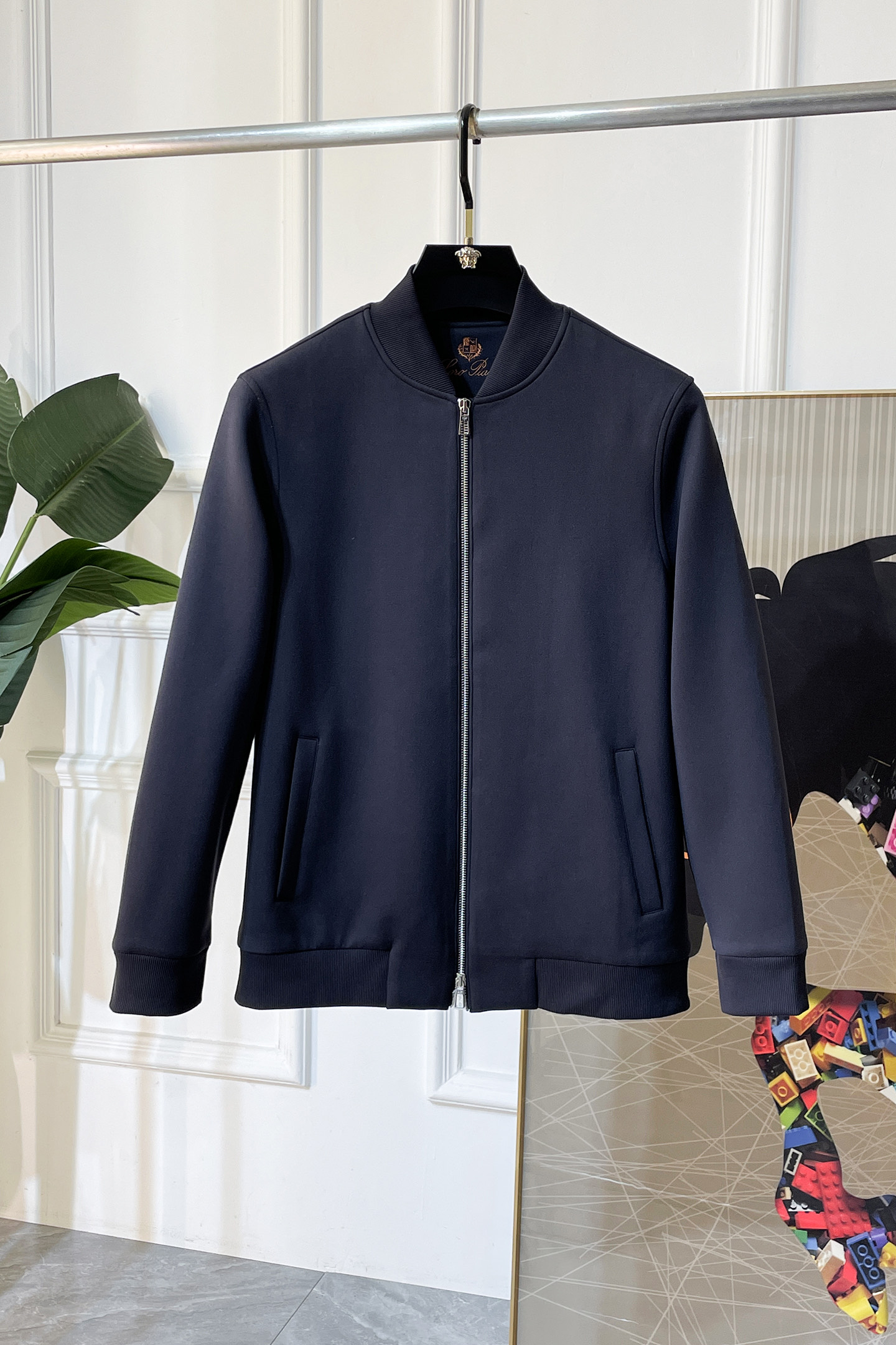 NO:625206,LP Noyo - ss autumn and winter hot-selling boutique jackets, high-quality European products, luxurious craftsmanship design, fashionable new products, big brands are very fashionable, imported polyester fiber PU leather material, perfect three-dimensional tailoring, more comfortable and versatile to wear, this density of sewing technology!  Luxurious and fashionable to the extreme!  A must-have for trendy men, sizes M-4XL (model weighs 178/145 pounds, upper body size L),,loro piana,jackets & coats,jackets & coats,alexander wang19860909LP诺悠 - ss秋冬大爆款精品夹克外套,精品欧货,元素奢华工艺设计,时尚新品,大牌很时尚,进口聚酯纤维PU皮材质,完美立体剪裁,穿着起来更加舒服百搭,这种密度的缝制工艺！奢华时尚到极致！潮男必备款,尺码 M-4XL (模特178/145斤上身L码),,loro piana,jackets & coats,jackets & coats,alexander wang,Men's clothing