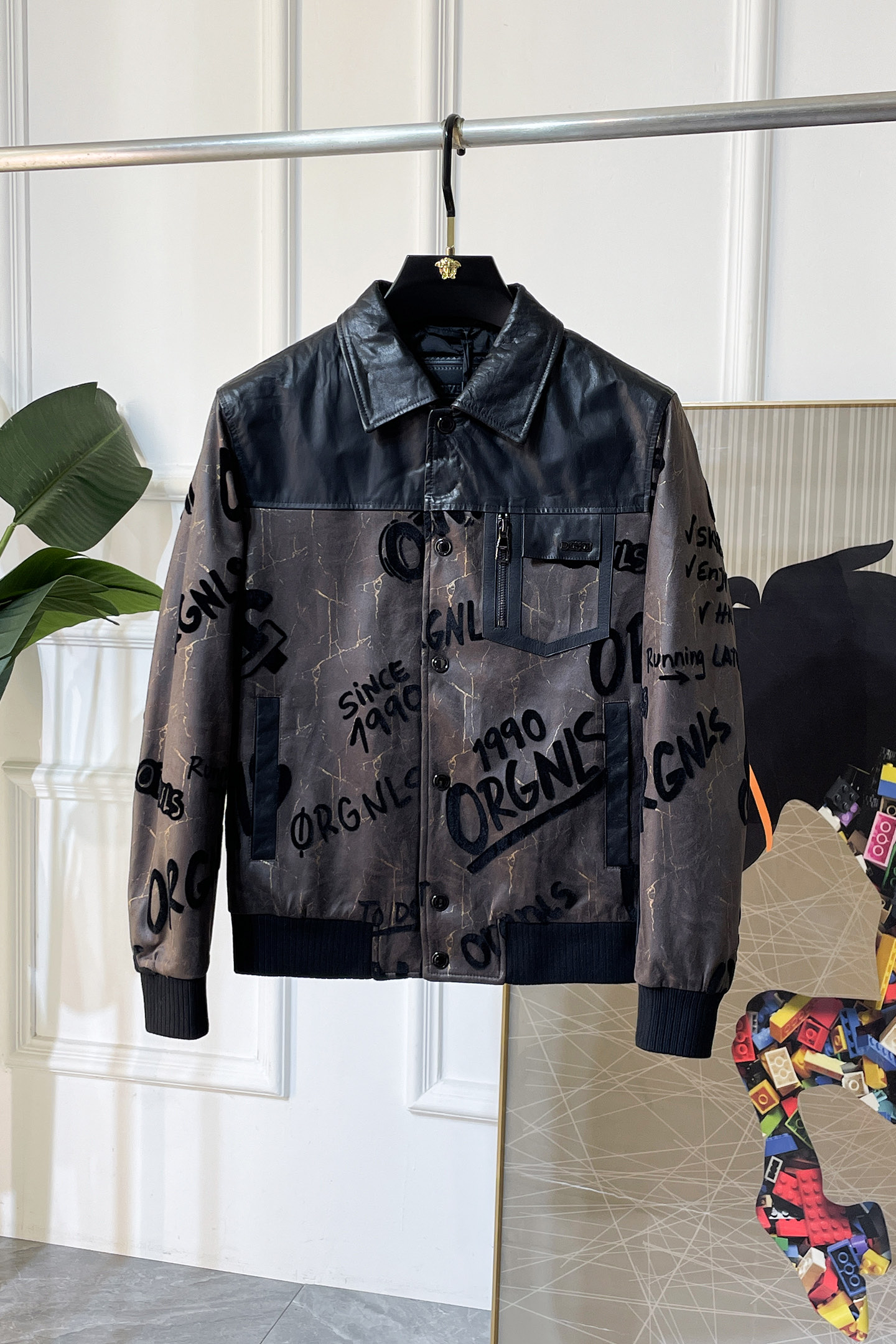 NO:601477,Dior - 2025ss autumn and winter hot style premium leather jacket, customized high-quality polyester fiber fabric!  Logo design with top fashion big-name elements, complete with three standards!  Original hardware accessories, smooth lines, exquisite craftsmanship, awesome upper body shape, comfortable fabrics, windproof and warm, it is very fashionable, handsome and a must-have for casual and fashionable men with any combination!  Sizes M-3XL can fit up to 190 pounds!  ,,dior,jackets & coats,jackets & coats,alexander wang19860909迪奥 - 2025ss秋冬大爆款精品拼皮夹克外套,定制高品质聚酯纤维面料！顶级时尚大牌元素logo设计,三标齐全！原版五金辅料,线条流畅,工艺精致,上身版型超赞,面料舒适,挡风保暖,随意搭配都非常时尚帅气休闲时尚男仕必备款哦！尺码M-3XL 最大可穿190斤！,,dior,jackets & coats,jackets & coats,alexander wang,Men's clothing