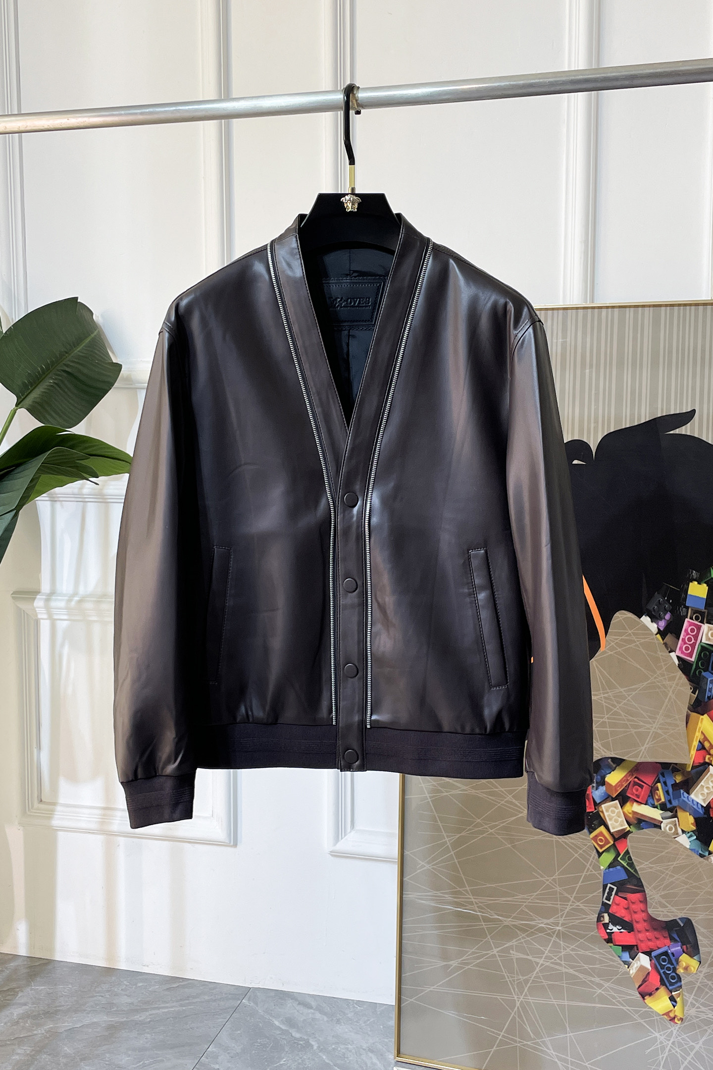 NO:601480,LV - 2025ss autumn and winter hot style leather jacket, high-quality European products, luxurious craftsmanship design, fashionable new products, big brands are very fashionable, imported polyester fiber PU leather material, perfect three-dimensional tailoring, more comfortable and versatile to wear, this density of sewing technology!  Luxurious and fashionable to the extreme!  A must-have for trendy men, sizes M-3XL (model weighs 178/145 pounds, upper body size L), louis vuitton, jackets & coats, leather jacket, alexander wang19860909LV - 2025ss秋冬大爆款皮衣外套,精品欧货,元素奢华工艺设计,时尚新品,大牌很时尚,进口聚酯纤维PU皮材质,完美立体剪裁,穿着起来更加舒服百搭,这种密度的缝制工艺！奢华时尚到极致！潮男必备款,尺码 M-3XL (模特178/145斤上身L码),,louis vuitton,jackets & coats,leather jacket,alexander wang,Men's clothing