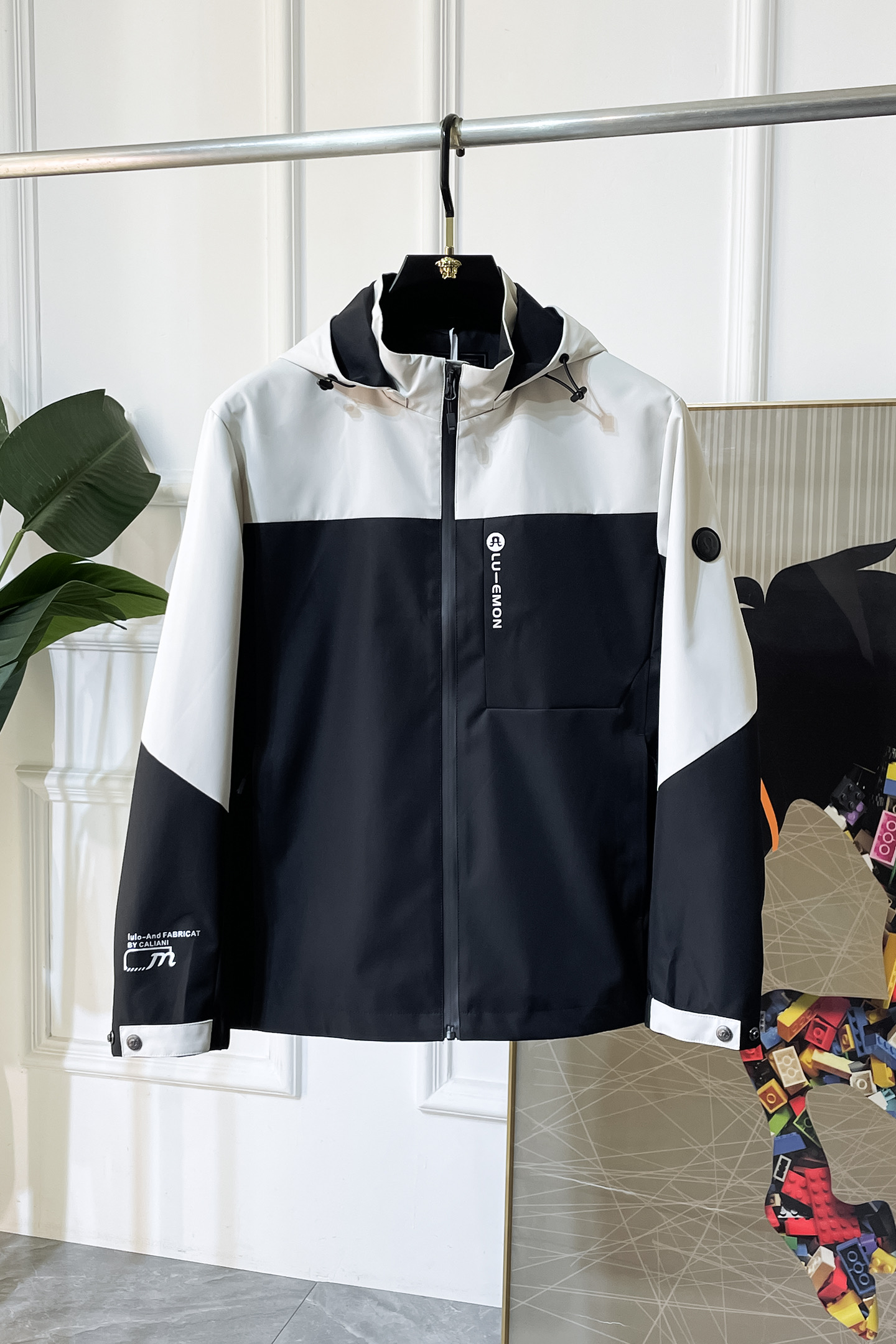 NO:597150,Lulu- 2025ss autumn and winter hot-selling boutique jacket, customized with high-quality polyester fiber fabric!  Logo design with top fashion big-name elements, complete with three standards!  Original hardware accessories, smooth lines, exquisite craftsmanship, awesome upper body shape, comfortable fabrics, windproof and warm, it is very fashionable, handsome and a must-have for casual and fashionable men with any combination!  Sizes M-3XL can fit up to 190 pounds!  ,,jackets & coats,jackets & coats,alexander wang19860909Lulu- 2025ss秋冬大爆款精品夹克外套,定制高品质聚酯纤维面料！顶级时尚大牌元素logo设计,三标齐全！原版五金辅料,线条流畅,工艺精致,上身版型超赞,面料舒适,挡风保暖,随意搭配都非常时尚帅气休闲时尚男仕必备款哦！尺码M-3XL 最大可穿190斤！,,jackets & coats,jackets & coats,alexander wang,Men's clothing