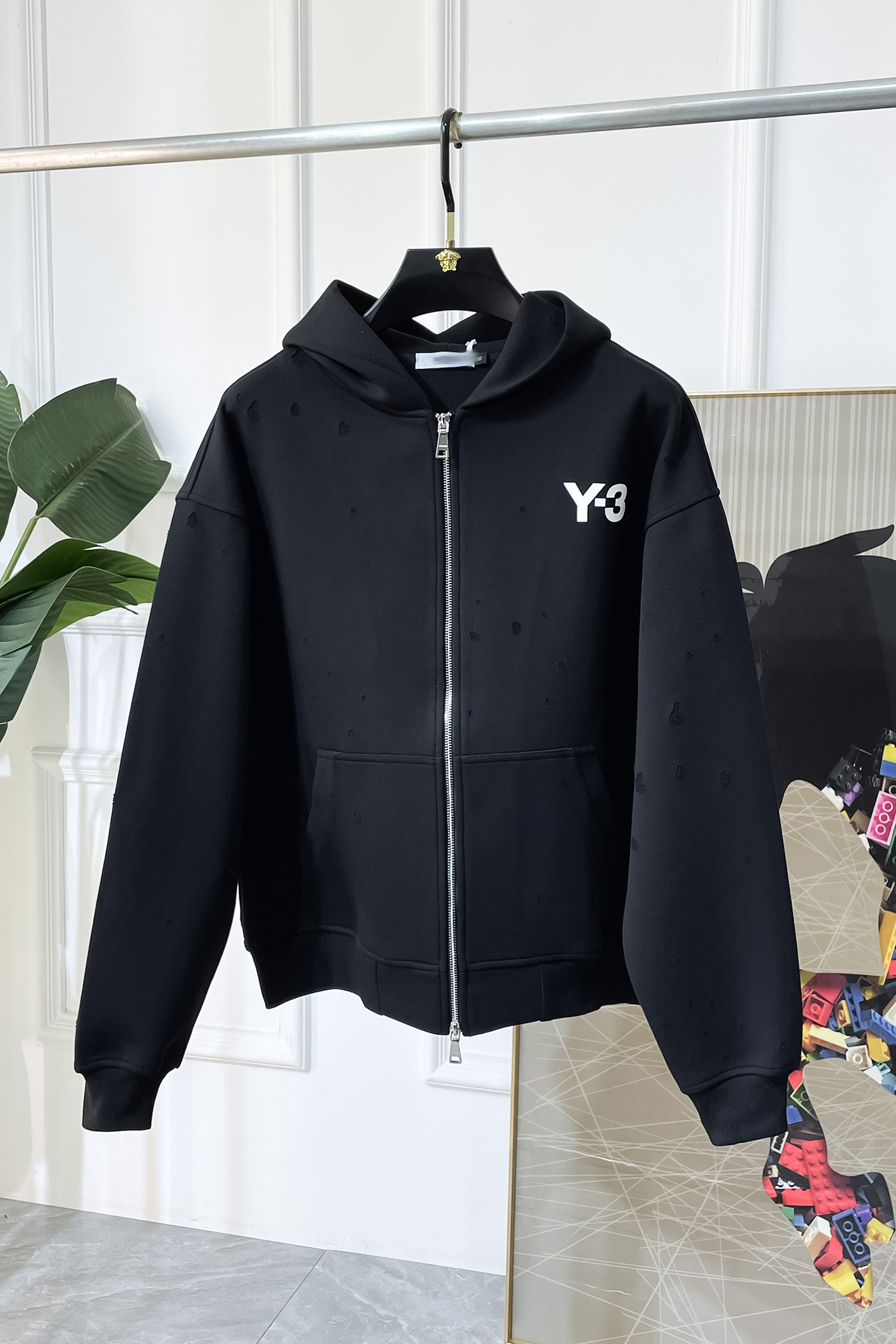 NO:597144,Y3- 2025ss autumn and winter hot-selling boutique loose-fitting jacket, customized with high-quality polyester fiber fabric!  Logo design with top fashion big-name elements, complete with three standards!  Original hardware accessories, smooth lines, exquisite craftsmanship, awesome upper body shape, comfortable fabrics, windproof and warm, it is very fashionable, handsome and a must-have for casual and fashionable men with any combination!  Sizes S-XL can fit up to 220 pounds!  ,,jackets & coats,alexander wang19860909Y3- 2025ss秋冬大爆款精品宽松款夹克,定制高品质聚酯纤维面料！顶级时尚大牌元素logo设计,三标齐全！原版五金辅料,线条流畅,工艺精致,上身版型超赞,面料舒适,挡风保暖,随意搭配都非常时尚帅气休闲时尚男仕必备款哦！尺码S-XL 最大可穿220斤！,,jackets & coats,alexander wang,Men's clothing