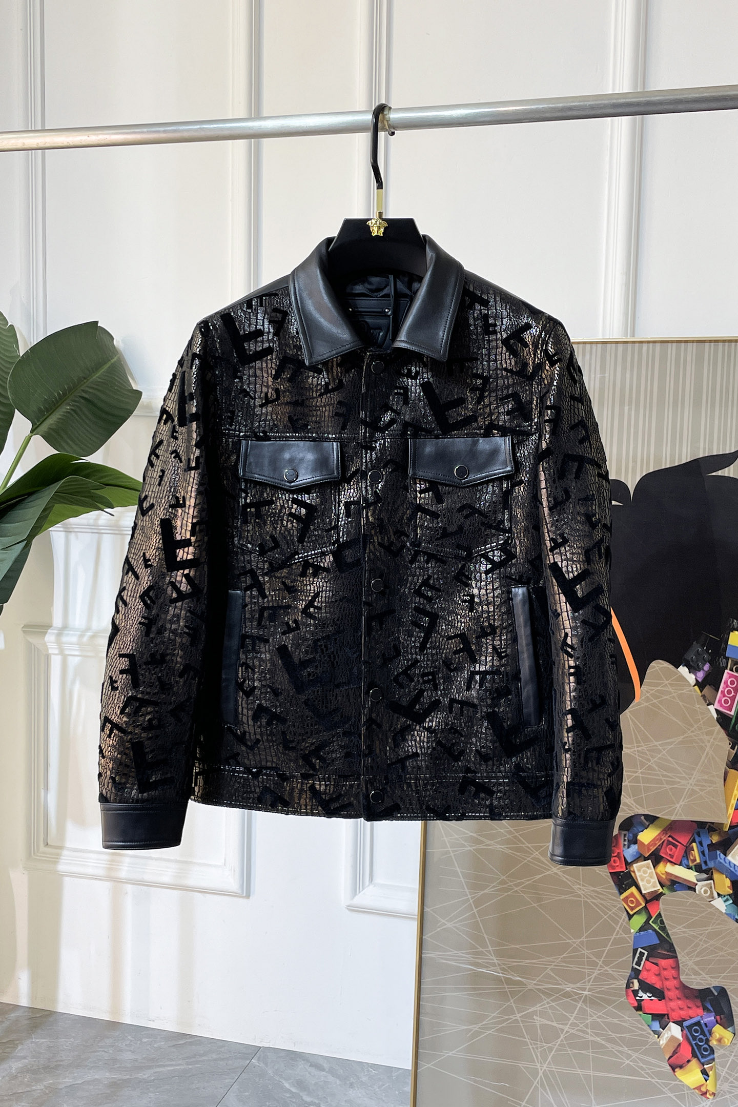 NO:601474,Fendi - 2025ss autumn and winter hot model leather jacket, customized high-quality polyester fiber fabric!  Logo design with top fashion big-name elements, complete with three standards!  Original hardware accessories, smooth lines, exquisite craftsmanship, awesome upper body shape, comfortable fabrics, windproof and warm, it is very fashionable, handsome and a must-have for casual and fashionable men with any combination!  Sizes M-3XL can fit up to 190 pounds!  ,,fendi,jackets & coats,jackets & coats,alexander wang19860909芬迪 - 2025ss秋冬大爆款精品拼皮夹克外套,定制高品质聚酯纤维面料！顶级时尚大牌元素logo设计,三标齐全！原版五金辅料,线条流畅,工艺精致,上身版型超赞,面料舒适,挡风保暖,随意搭配都非常时尚帅气休闲时尚男仕必备款哦！尺码M-3XL 最大可穿190斤！,,fendi,jackets & coats,jackets & coats,alexander wang,Men's clothing