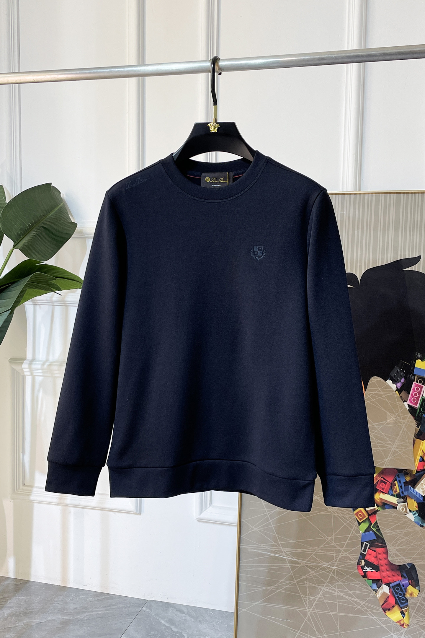 NO:601413,LP Noyo - 2025ss hot new style in autumn, the highest version of fashionable pullover sweatshirt, a classic that must be released every year. Favored and respected by major stars, it uses high-end European cotton blended fabrics, heavy craftsmanship, original hardware accessories logo design, soft and smooth, and dense texture!  Stylish upper body!  One of the impeccable must-have styles for autumn!  M-3XL can wear up to 200 pounds!  ,,loro piana,hoodie,sweatshirts,alexander wang19860909LP诺悠- 2025ss秋季大爆新款,最高版本时尚套头卫衣、每年必出的经典之作.受各大明星的青睐推崇,精选高端欧棉混纺面料,重工艺制作,原版五金辅料logo设计,柔软顺滑,质地密实！上身时尚有型！秋季无可挑剔必选款式之一！M-3XL 最大可穿200斤！,,loro piana,hoodie,sweatshirts,alexander wang,Men's clothing