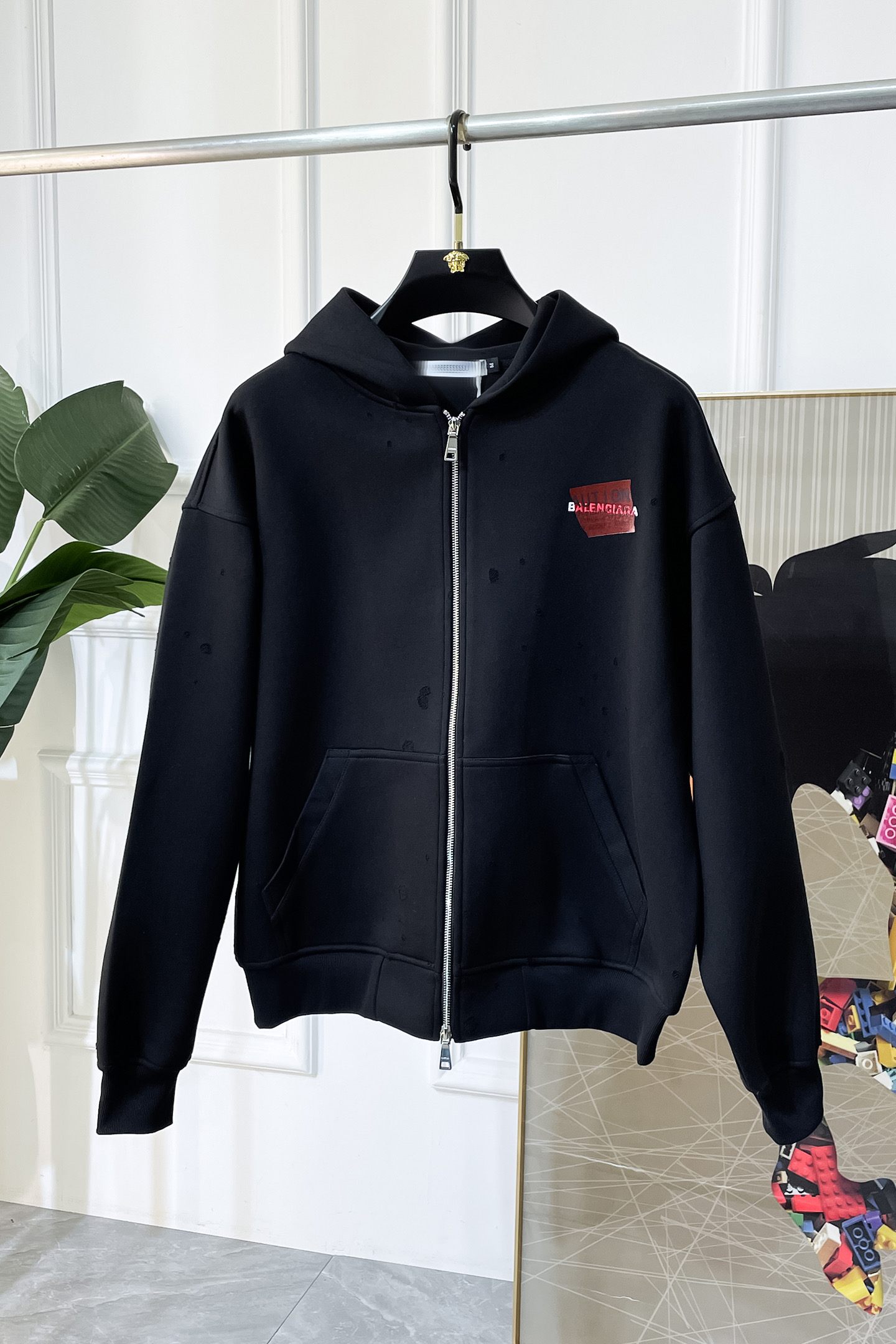 NO:597146,Balenciaga - 2025ss autumn and winter hot-selling boutique loose-fitting jacket, customized with high-quality polyester fiber fabric!  Logo design with top fashion big-name elements, complete with three standards!  Original hardware accessories, smooth lines, exquisite craftsmanship, awesome upper body shape, comfortable fabrics, windproof and warm, it is very fashionable, handsome and a must-have for casual and fashionable men with any combination!  Sizes S-XL can fit up to 220 pounds!  ,,balenciaga,jackets & coats,jackets & coats,alexander wang19860909巴黎世家- 2025ss秋冬大爆款精品宽松款夹克外套,定制高品质聚酯纤维面料！顶级时尚大牌元素logo设计,三标齐全！原版五金辅料,线条流畅,工艺精致,上身版型超赞,面料舒适,挡风保暖,随意搭配都非常时尚帅气休闲时尚男仕必备款哦！尺码S-XL 最大可穿220斤！,,balenciaga,jackets & coats,jackets & coats,alexander wang,Men's clothing