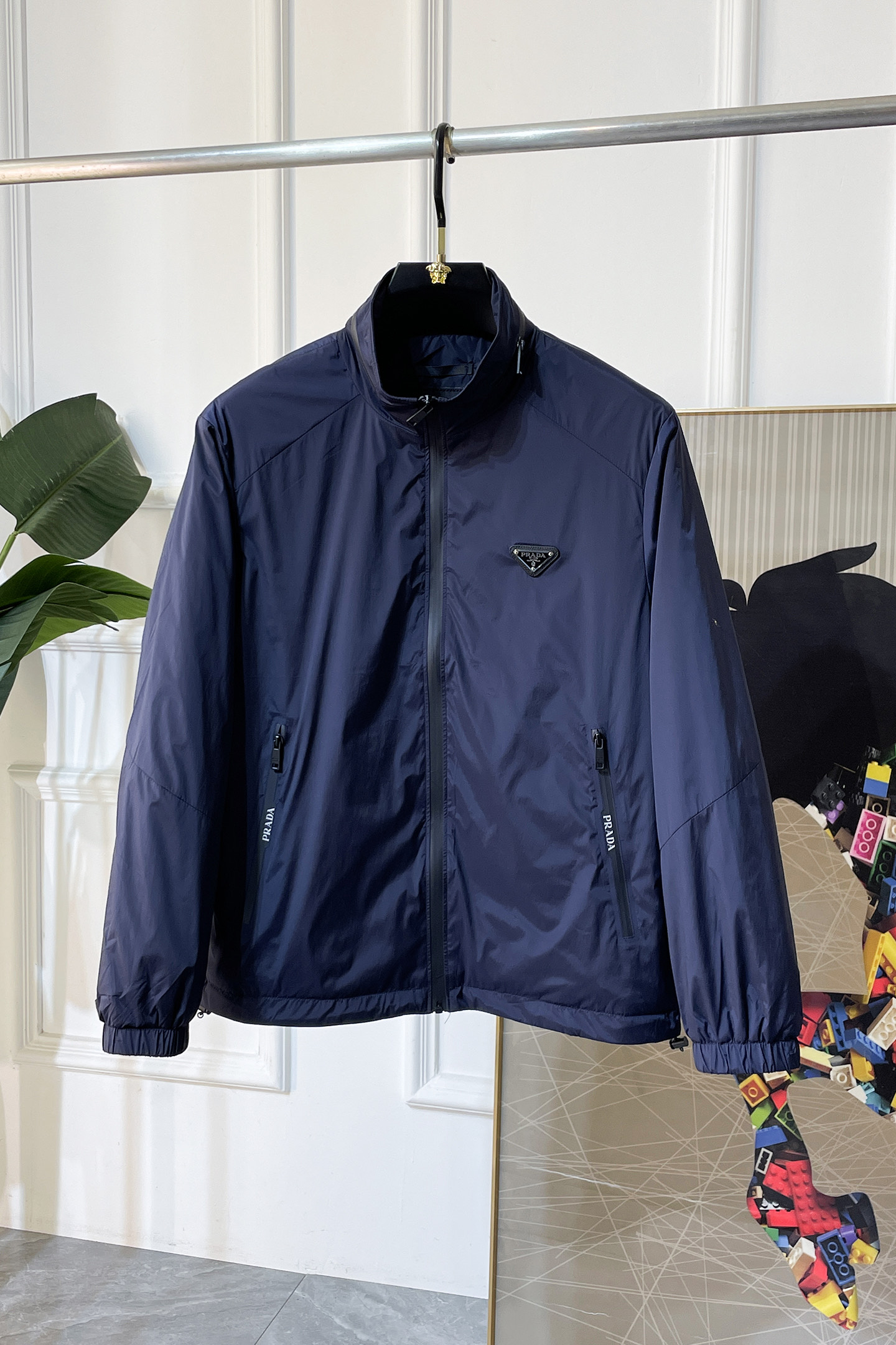 NO:597152,Prada - 2025ss autumn and winter hot style boutique jacket, customized high-quality polyester fiber fabric!  Logo design with top fashion big-name elements, complete with three standards!  Original hardware accessories, smooth lines, exquisite craftsmanship, awesome upper body shape, comfortable fabrics, windproof and warm, it is very fashionable, handsome and a must-have for casual and fashionable men with any combination!  Sizes M-3XL can fit up to 190 pounds!  ,,prada,jackets & coats,alexander wang19860909普拉达 - 2025ss秋冬大爆款精品夹克,定制高品质聚酯纤维面料！顶级时尚大牌元素logo设计,三标齐全！原版五金辅料,线条流畅,工艺精致,上身版型超赞,面料舒适,挡风保暖,随意搭配都非常时尚帅气休闲时尚男仕必备款哦！尺码M-3XL 最大可穿190斤！,,prada,jackets & coats,alexander wang,Men's clothing