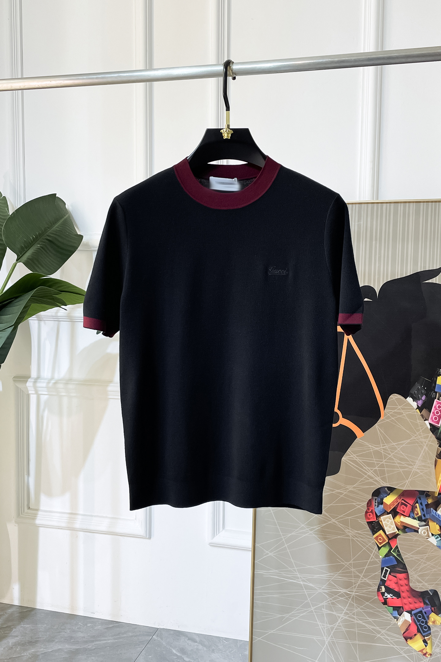 NO:601374,Gucci - 2025ss autumn and winter half-sleeved knitted sweater series!  Casual business outer wear and a must-have for inner wear, selected from the finest worsted sheep wool fabrics, the fabric has a delicate feel, is close-fitting and comfortable without digging into the flesh, the upper body has a good shape and is warm to wear. The counter logo design is very unique. Don’t miss it, male idols!  Size M-3XL,,alexander wang19860909古奇 -2025ss秋冬半袖针织毛衫系列！休闲商务外穿 内搭必备款,精选上等-精纺绵羊毛面料,面料手感细腻,贴身舒适不扎肉,上身版型好 穿着保暖,专柜标志设计非常独特,男神们别错过！ 尺码 M-3XL,,alexander wang,Men's clothing