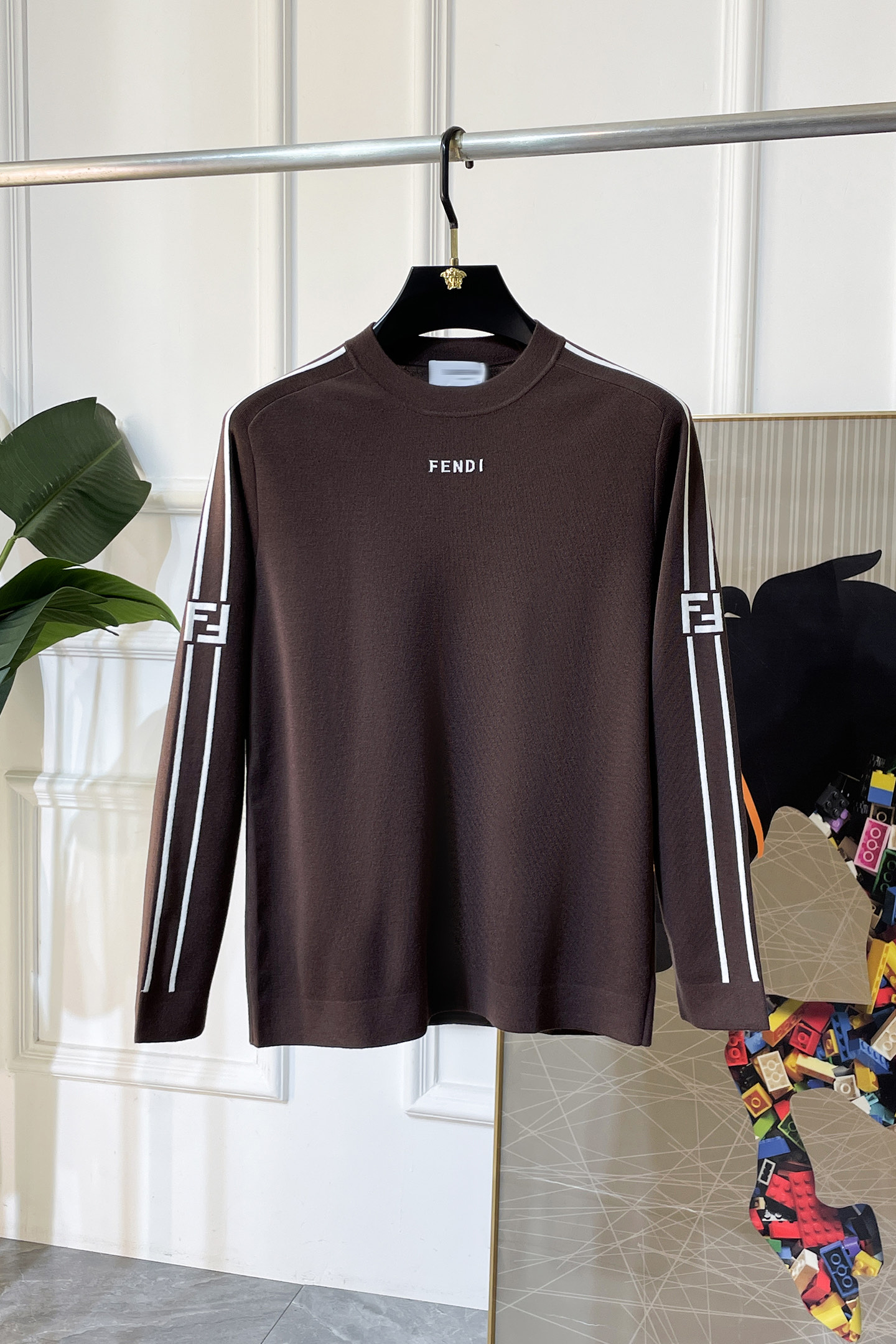 NO:598316,Fendi - 2025ss Autumn and Winter Counter Hot Knitted Sweaters, Casual and Fashionable Outerwear, Must-Have Interior Style, Customized Imported Sheep Wool Fabric, The Fabric Feels Fine, Close-fitting and Comfortable without Pricking the Flesh, Good Upper Body Shape, Warm to Worn, Counter Logo Design is Very Unique, Original Quality and Craftsmanship, Absolutely the Highest Version on the Market. The top original version is great to wear. Smooth and crisp, not easy to deform. The overlocking and sewing plates are very rigorous and elegant. Absolutely the first-line OEM requirements!  Don’t miss it, male gods!  Size M-3XL,,fendi,alexander wang19860909芬迪 - 2025ss秋冬专柜大爆款针织毛衫,休闲时尚外穿 内搭必备款,定制进口绵羊毛面料,面料手感细腻,贴身舒适不扎肉,上身版型好 穿着保暖,专柜标志设计非常独特,原版品质与工艺 绝对市场最高版本 顶级原版穿着超赞 柔顺挺括,不易变形.锁边缝盘都非常严谨考究 绝对一线代工要求！男神们别错过！ 尺码 M-3XL,,fendi,alexander wang,Men's clothing