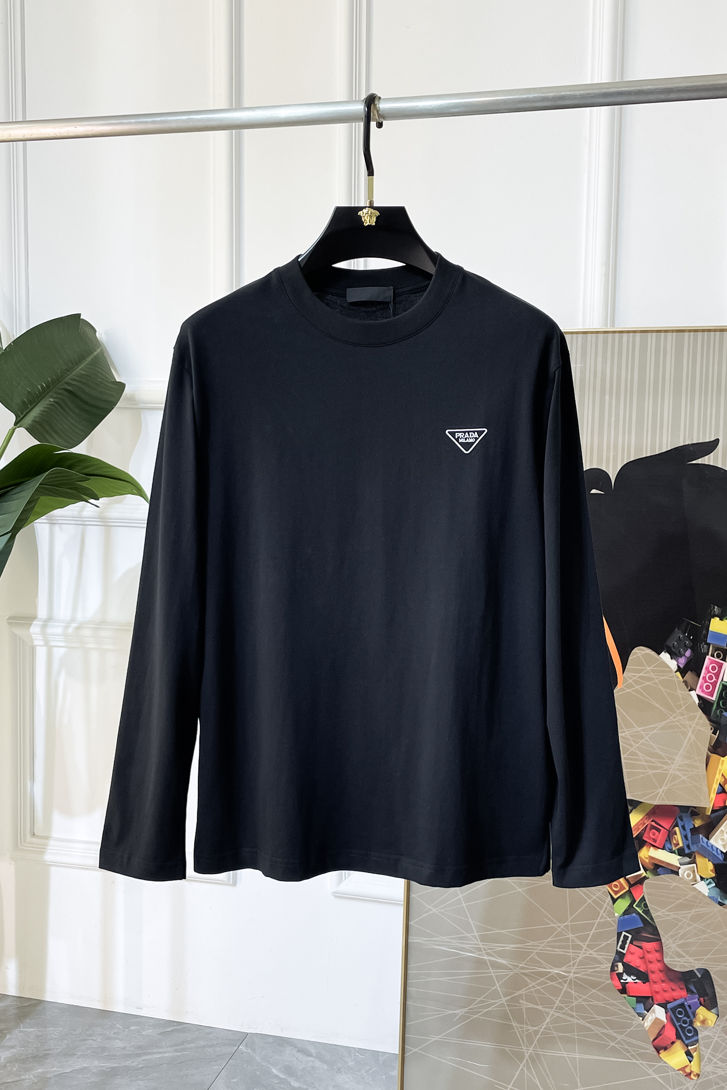 NO:599267,Prada - 2025ss Autumn hot-selling long-sleeved T-shirt, made of customized high-grade cotton fabrics, fashionable big-name element logo design, soft, delicate, comfortable and warm, made with multiple processes, a basic base layer shirt is indispensable in a man's wardrobe. It can be used to match various clothes anytime and anywhere to meet your daily life needs. The design of the clothes is simple but not simple. Dear friends, hurry up and get it. Standard version, sizes XS~XL, can wear up to 200 pounds!  ,,prada,tees,t-shirt,alexander wang19860909普拉达- 2025ss秋装大爆款长袖T恤,采用定制高级棉面料 时尚大牌元素logo设计,柔软细腻舒适保暖,多重工艺制作,男人的衣柜都少不了基础打底衫 随时随地都可以拿来搭配各种服饰 满足您日常生活需求 ,衣服设计简约而不简单 , 亲们赶紧入手 标准版型 尺码XS~XL 最大可穿200斤！,,prada,tees，t-shirt,alexander wang,Men's clothing