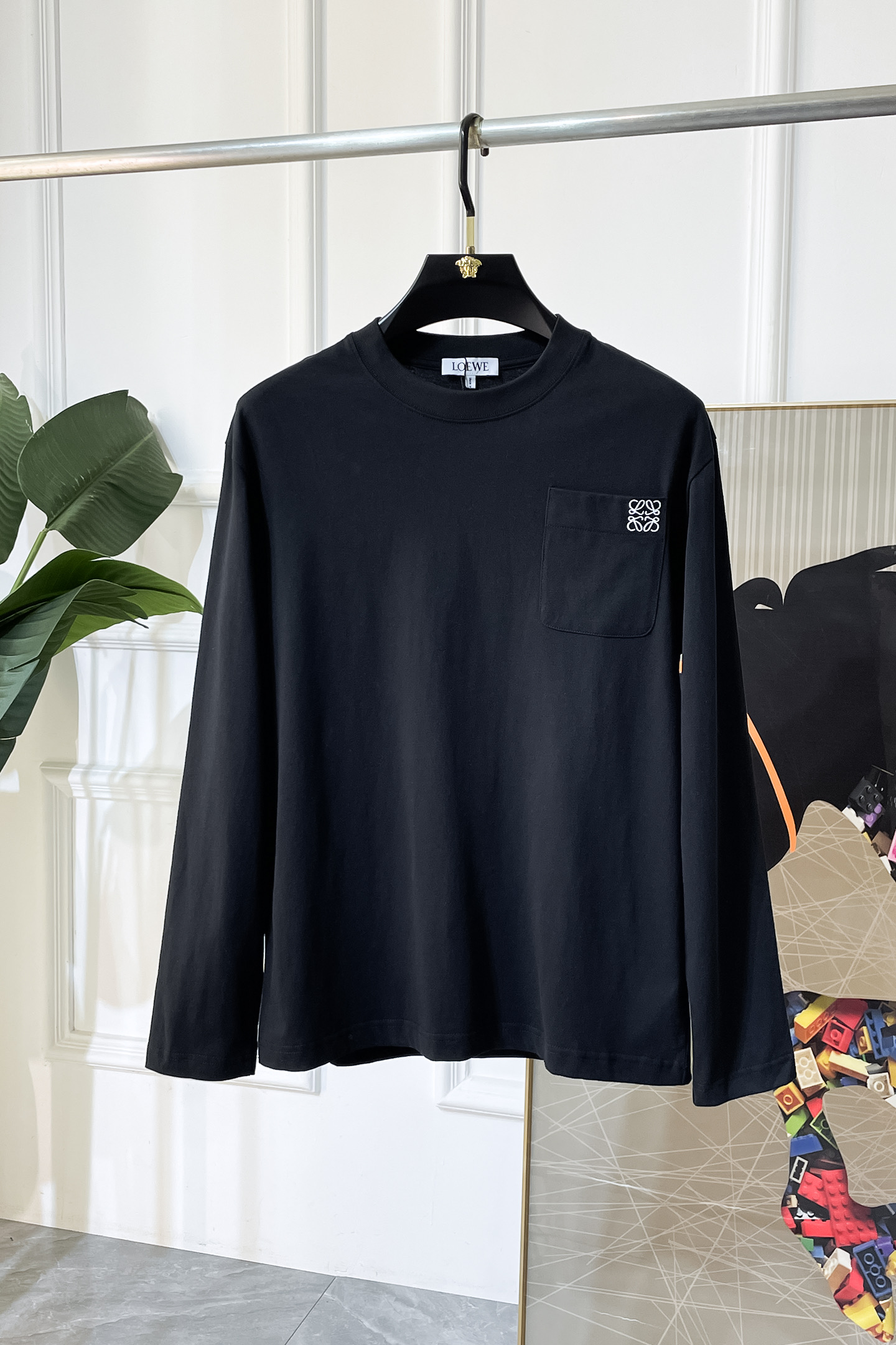 NO:599270,Luo Yiwei - 2025ss autumn hot style long-sleeved T-shirt, made of customized high-grade cotton fabric, fashionable big-name element logo design, soft, delicate, comfortable and warm, made with multiple processes, a basic base layer shirt is indispensable in a man's wardrobe. It can be used to match various clothes anytime and anywhere to meet your daily needs. The design of the clothes is simple but not simple. Dear friends, hurry up and get it. Standard version, sizes XS~XL, can wear up to 200 pounds!  ,,loewe,tees,t-shirt,alexander wang19860909罗意威- 2025ss秋装大爆款长袖T恤,采用定制高级棉面料 时尚大牌元素logo设计,柔软细腻舒适保暖,多重工艺制作,男人的衣柜都少不了基础打底衫 随时随地都可以拿来搭配各种服饰 满足您日常生活需求 ,衣服设计简约而不简单 , 亲们赶紧入手 标准版型 尺码XS~XL 最大可穿200斤！,,loewe,tees，t-shirt,alexander wang,Men's clothing