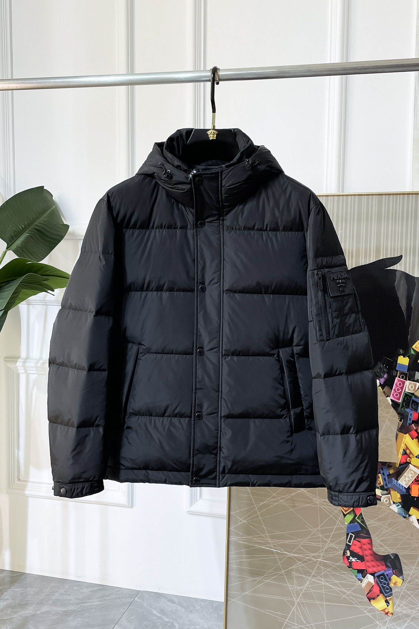 NO:601483,PRA*A Pra*da  2025 new winter men's hooded down jacket, with detachable hood and high-quality design. It is a must-have for any man. It is very handsome. Heavy craftsmanship, straight punching process, 90 down filling, but the fashion stance remains strong and the texture is  First-class, crisp and slim fit. Classic lapel down, mature and stable style, fine texture, good gloss, and very clear texture. The style is simple and elegant, highly fashionable, and the version leads the current trend. The upper body effect is very good, the fabric is novel, and the hand feels soft.  Fearless and changeable, blooming in comfort and uniqueness. Confidently walk the way of urban men's spring clothing. Multi-touch fabric selection, showing eclectic charm. The upper body will not have any wrinkles, the fit is excellent, the upper body is stylish and handsome, customized accessories are iconic, details determine success or failure. Colors and colors Sizes 48 - 56 can be worn up to 190 pounds.,, prada, prada, jackets & coats, down jacket, hats, alexander wang19860909PRA*A 普拉*达 2025年冬季新款男士连帽羽绒服外套,帽子可拆卸,高品质设计,是任何男人都必备的王牌好货,帅气爆表.重工艺直冲工艺,90绒填充,但时尚立场坚挺如故,质感一流,挺括修身.经典翻领的羽绒,成熟稳重风,质感细腻,光泽感佳,且纹理非常清晰,款式简洁大气,时尚度强、版型引领当前趋势,上身效果非常好,面料新颖,手感软 无畏多变,舒适与独特中绽放.自信游走都市型男春装之道.多重触感的面料选择,彰显不拘一格的魅力上身不会有任何褶皱,版型极好,上身有型帅气,定制辅料带有标志性,细节决定成败.颜色图色 尺码48 - 56 最大可穿到190斤.,,prada,prada,jackets & coats,down jacket,hats,alexander wang,Men's clothing