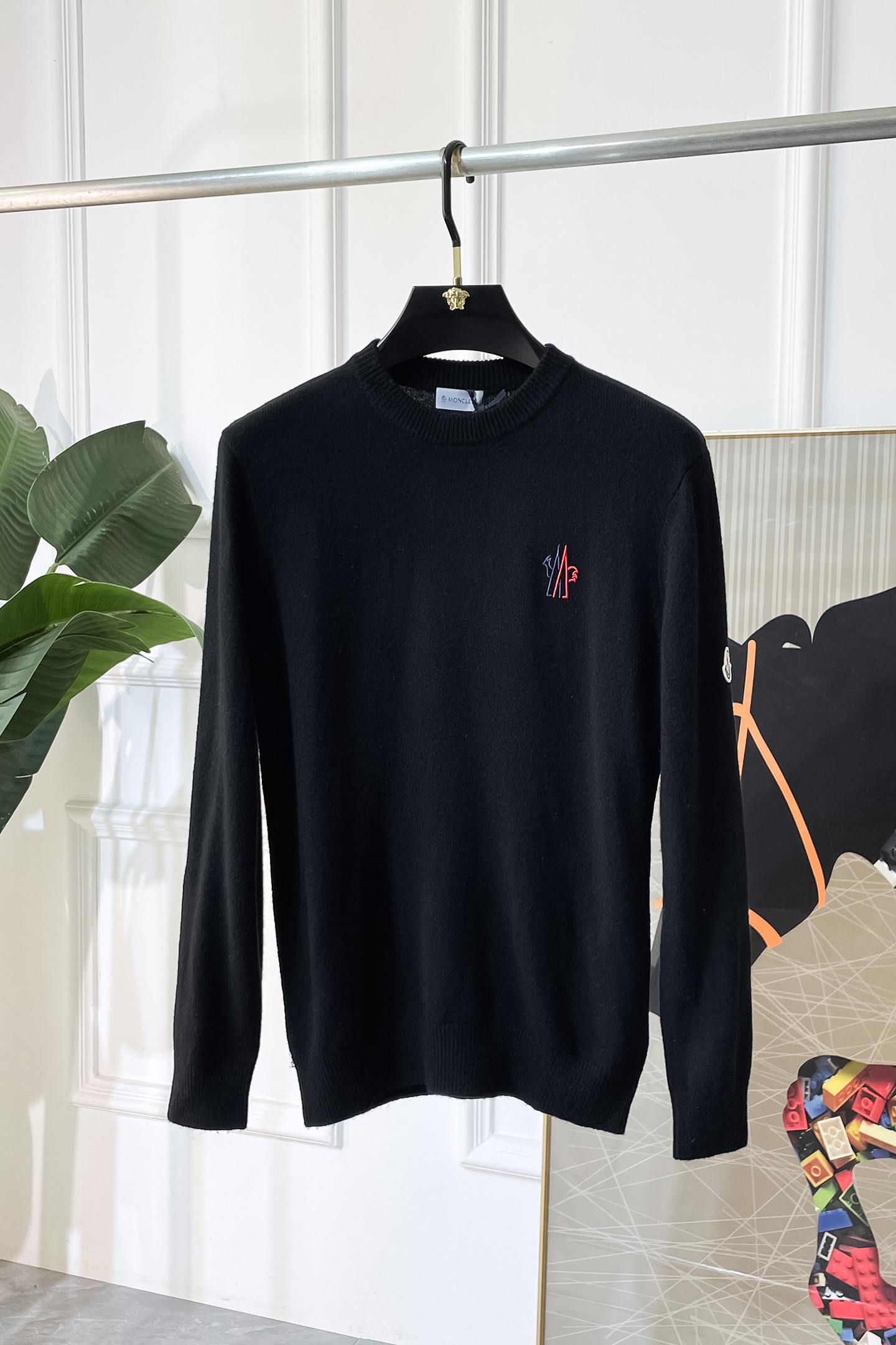 NO:685390,Mengkou - 2025SS Autumn and Winter counter's popular knitted sweater, casual and fashionable outer wear, a must-have for inner wear, customized imported wool blended fabric, the fabric has a delicate feel, close to the body and is comfortable without digging into the flesh, and the upper body has a good shape. It is warm to wear, and the counter logo design is very unique. The original quality and craftsmanship are definitely the highest version on the market. The top original version is awesome to wear. It is soft and stiff, not easy to deform. The seams and seams are very rigorous and elegant. Absolute first-line OEM requirements!  Don’t miss it, male gods!  Size M-3XL,,Moncler,19860909蒙口 - 2025ss秋冬专柜大爆款针织毛衫,休闲时尚外穿 内搭必备款,定制进口羊毛混纺面料,面料手感细腻,贴身舒适不扎肉,上身版型好 穿着保暖,专柜标志设计非常独特,原版品质与工艺 绝对市场最高版本 顶级原版穿着超赞 柔顺挺括,不易变形.锁边缝盘都非常严谨考究 绝对一线代工要求！男神们别错过！ 尺码 M-3XL,,Moncler,,Men's clothing