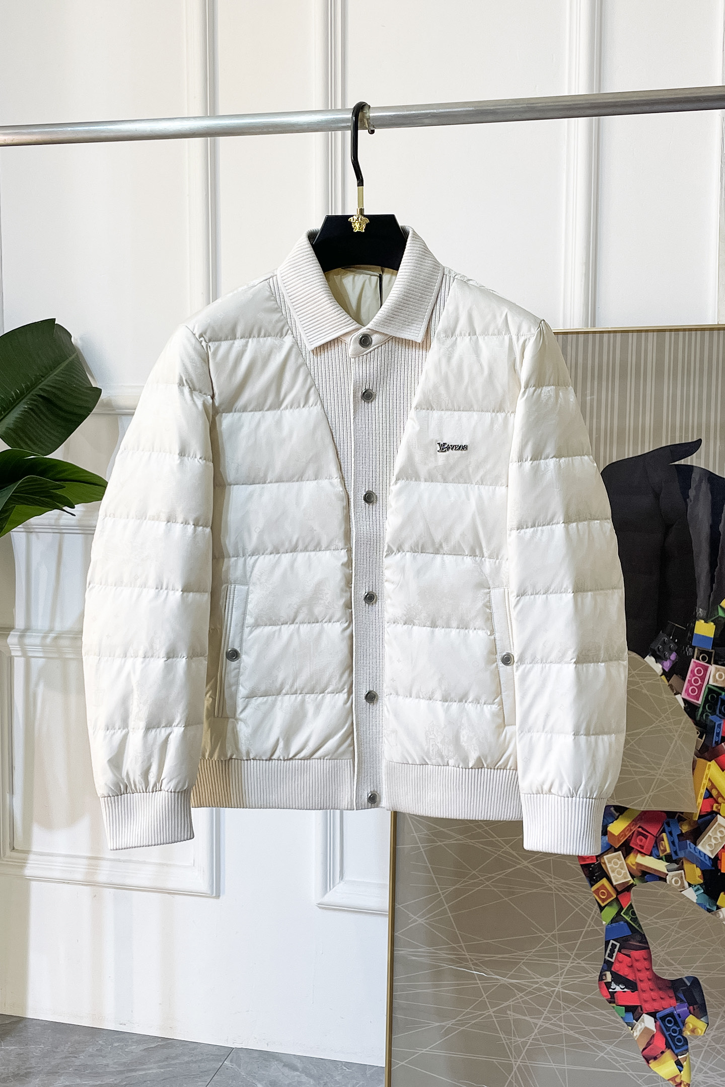 NO:601403,LV - 2025 new winter men's down jacket, high-quality design, a must-have for any man, handsome and handsome. Heavy craftsmanship, 90 down filling, but the fashion stance remains firm, first-class texture, crisp and slim. Classic lapel down, mature and stable style, fine texture, good gloss, and very clear texture, simple and elegant style, strong fashion, version leading the current trend, very good upper body effect, novel fabric, soft feel  Fearless and changeable, blooming in comfort and uniqueness. Calmly and confidently walk the way of urban men's spring clothing. Multi-touch fabric selection, showing the eclectic charm. The upper body will not have any wrinkles, the fit is excellent, the upper body is stylish and handsome, the customized accessories are iconic, and the details determine success or failure. Colors and colors, sizes 48 - 56, can be worn up to 190 pounds.,, louis vuitton, jackets & coats, jacket, alexander wangdown19860909LV - 2025年冬季新款男士羽绒服外套,高品质设计,是任何男人都必备的王牌好货,帅气爆表.重工艺直冲工艺,90绒填充,但时尚立场坚挺如故,质感一流,挺括修身.经典翻领的羽绒,成熟稳重风,质感细腻,光泽感佳,且纹理非常清晰,款式简洁大气,时尚度强、版型引领当前趋势,上身效果非常好,面料新颖,手感软 无畏多变,舒适与独特中绽放.从容、自信游走都市型男春装之道.多重触感的面料选择,彰显不拘一格的魅力上身不会有任何褶皱,版型极好,上身有型帅气,定制辅料带有标志性,细节决定成败.颜色图色 尺码48 - 56 最大可穿到190斤.,,louis vuitton,jackets & coats,down jacket,alexander wang,Men's clothing