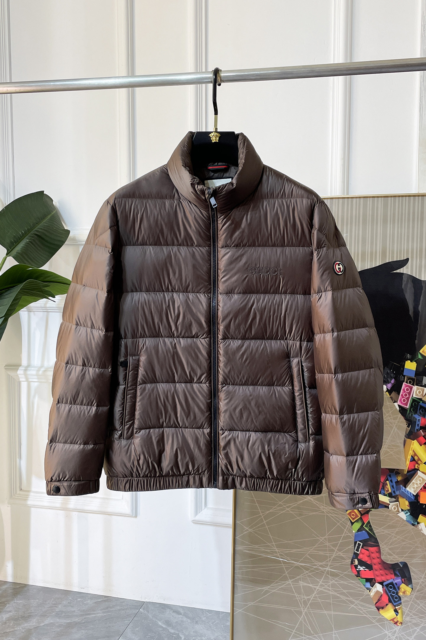 NO:601405,Gucci -  2025 new winter men's down jacket, high-quality design, is a must-have for any man, handsome and handsome. Heavy craftsmanship, 90 down filling, but the fashion stance remains firm, first-class texture, crisp and slim. Classic lapel down, mature and stable style, fine texture, good gloss, and very clear texture, simple and elegant style, strong fashion, version leading the current trend, the upper body effect is very good, the fabric is novel and soft to the touch  Fearless and changeable, blooming in comfort and uniqueness. Calmly and confidently walk the way of urban men's spring clothing. Multi-touch fabric selection, showing the eclectic charm. The upper body will not have any wrinkles, the fit is excellent, the upper body is stylish and handsome, the customized accessories are iconic, and the details determine success or failure. Colors and colors, sizes 48 - 56, can be worn up to 190 pounds.,,jackets & coats,down jacket,alexander wang19860909古奇 - 2025年冬季新款男士羽绒服外套,高品质设计,是任何男人都必备的王牌好货,帅气爆表.重工艺直冲工艺,90绒填充,但时尚立场坚挺如故,质感一流,挺括修身.经典翻领的羽绒,成熟稳重风,质感细腻,光泽感佳,且纹理非常清晰,款式简洁大气,时尚度强、版型引领当前趋势,上身效果非常好,面料新颖,手感软 无畏多变,舒适与独特中绽放.从容、自信游走都市型男春装之道.多重触感的面料选择,彰显不拘一格的魅力上身不会有任何褶皱,版型极好,上身有型帅气,定制辅料带有标志性,细节决定成败.颜色图色 尺码48 - 56 最大可穿到190斤.,,jackets & coats,down jacket,alexander wang,Men's clothing