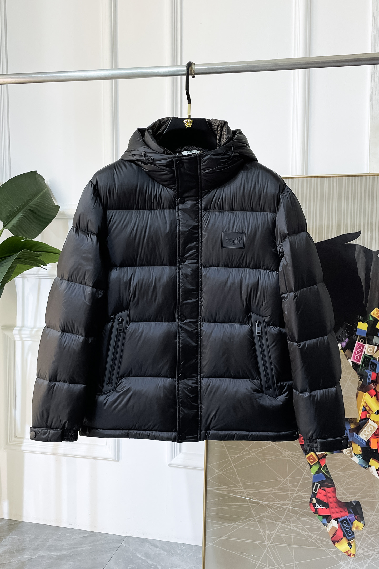 NO:601409,Fendi -  2025 new winter men's down jacket, high-quality design, is a must-have for any man, handsome and handsome. Heavy craftsmanship, 90 down filling, but the fashion stance remains firm, first-class texture, crisp and slim. Classic lapel down, mature and stable style, fine texture, good gloss, and very clear texture, simple and elegant style, strong fashion, version leading the current trend, the upper body effect is very good, the fabric is novel and soft to the touch  Fearless and changeable, blooming in comfort and uniqueness. Calmly and confidently walk the way of urban men's spring clothing. Multi-touch fabric selection, showing the eclectic charm. The upper body will not have any wrinkles, the fit is excellent, the upper body is stylish and handsome, the customized accessories are iconic, and the details determine success or failure. Colors and colors, sizes 48 - 56, can be worn up to 190 pounds.,, fendi, jackets & coats, down jacket, alexander wang19860909芬迪 - 2025年冬季新款男士羽绒服外套,高品质设计,是任何男人都必备的王牌好货,帅气爆表.重工艺直冲工艺,90绒填充,但时尚立场坚挺如故,质感一流,挺括修身.经典翻领的羽绒,成熟稳重风,质感细腻,光泽感佳,且纹理非常清晰,款式简洁大气,时尚度强、版型引领当前趋势,上身效果非常好,面料新颖,手感软 无畏多变,舒适与独特中绽放.从容、自信游走都市型男春装之道.多重触感的面料选择,彰显不拘一格的魅力上身不会有任何褶皱,版型极好,上身有型帅气,定制辅料带有标志性,细节决定成败.颜色图色 尺码48 - 56 最大可穿到190斤.,,fendi,jackets & coats,down jacket,alexander wang,Men's clothing