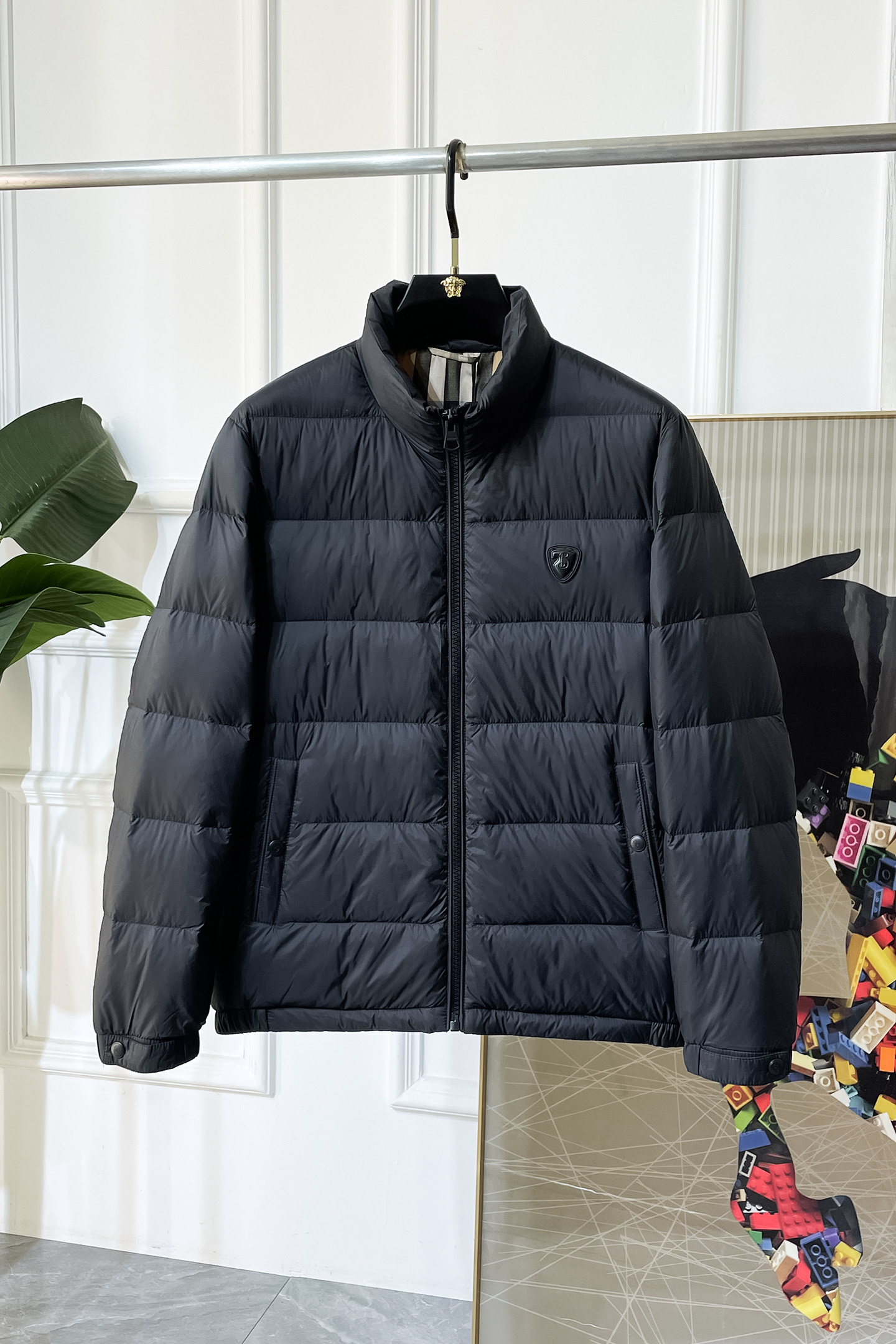 NO:601407,Burberry –  2025 new winter men's down jacket, high-quality design, is a must-have for any man, handsome and handsome. Heavy craftsmanship, 90 down filling, but the fashion stance remains firm, first-class texture, crisp and slim. Classic lapel down, mature and stable style, fine texture, good gloss, and very clear texture, simple and elegant style, strong fashion, version leading the current trend, the upper body effect is very good, the fabric is novel and soft to the touch  Fearless and changeable, blooming in comfort and uniqueness. Calmly and confidently walk the way of urban men's spring clothing. Multi-touch fabric selection, showing the eclectic charm. The upper body will not have any wrinkles, the fit is excellent, the upper body is stylish and handsome, the customized accessories are iconic, and the details determine success or failure. Colors and colors, sizes 48 - 56, can be worn up to 190 pounds.,, burberry, jackets & coats, down jacket, alexander wang19860909巴宝莉 - 2025年冬季新款男士羽绒服外套,高品质设计,是任何男人都必备的王牌好货,帅气爆表.重工艺直冲工艺,90绒填充,但时尚立场坚挺如故,质感一流,挺括修身.经典翻领的羽绒,成熟稳重风,质感细腻,光泽感佳,且纹理非常清晰,款式简洁大气,时尚度强、版型引领当前趋势,上身效果非常好,面料新颖,手感软 无畏多变,舒适与独特中绽放.从容、自信游走都市型男春装之道.多重触感的面料选择,彰显不拘一格的魅力上身不会有任何褶皱,版型极好,上身有型帅气,定制辅料带有标志性,细节决定成败.颜色图色 尺码48 - 56 最大可穿到190斤.,,burberry,jackets & coats,down jacket,alexander wang,Men's clothing