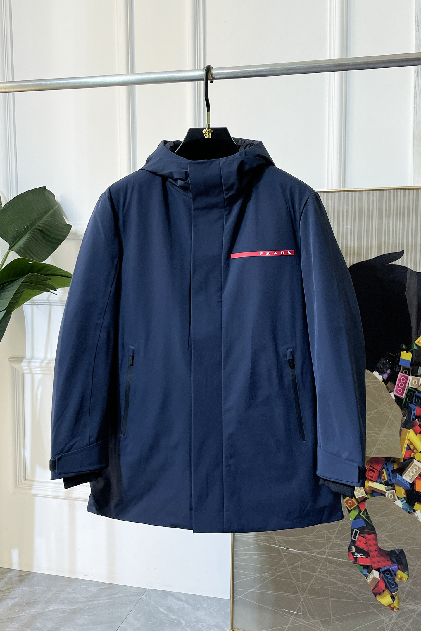 NO:601495,AW PRADA's new autumn and winter down jacket PRADA's jacket is a hooded mid-length down jacket design with a large coverage area and can provide better thermal insulation effect in cold weather. The overall style is biased towards casual outdoor style. The shape is stiff and can modify the body shape and is suitable for various body types. The jacket uses high-quality down filling technology and is processed through multiple processes to ensure that the down is evenly distributed and fully fluffy to ensure warmth; it also improves durability and optimizes the wearing experience.  The imported velcro on the cuffs allows the wearer to freely control the elasticity of the cuffs, loosen them casually, and tighten them to keep windproof and warm. PRADA's iconic red imported tape on the chest enhances brand recognition and fashion sense. From the selection of imported waterproof zippers to the processing of silicone logos, plackets, etc., every detail is strictly controlled, taking into account durability and texture. It is not easy to deform or lose labels after long-term wear. The quality can stand the test. What you buy is practical and fashionable that 'long-term companionship'. Size 48  50 52 54 56 Color black navy blue, prada,jackets & coats,down jacket,hats,alexander wang19860909AW PRADA秋冬新款羽绒外套 PRADA这款外套是连帽中长款羽绒外套设计,覆盖面积大,在寒冷天气能提供更好的保暖效果.整体风格偏向休闲户外风.版型挺括,能够修饰身形,适合多种身材穿着.外套采用高品质羽绒填充工艺,经多道工序处理,确保羽绒均匀分布、充分蓬松,保障保暖性；提升耐用度,优化穿着体验. 袖口的进口魔术贴让穿着者可以自由支配袖口松紧,放宽休闲,收紧防风保暖.胸前PRADA标志性红色进口胶条,提升品牌辨识度与时尚感.从进口防水拉链的选用,到硅胶标识、门襟等等的工艺处理,每处细节都经严格把控,兼顾耐用性与质感,长久穿着不易变形、掉标,品质经得住考验,买的是“长久陪伴”的实用与时尚. 码数48 50 52 54 56 颜色黑色 藏青,,prada,jackets & coats,down jacket,hats,alexander wang,Men's clothing