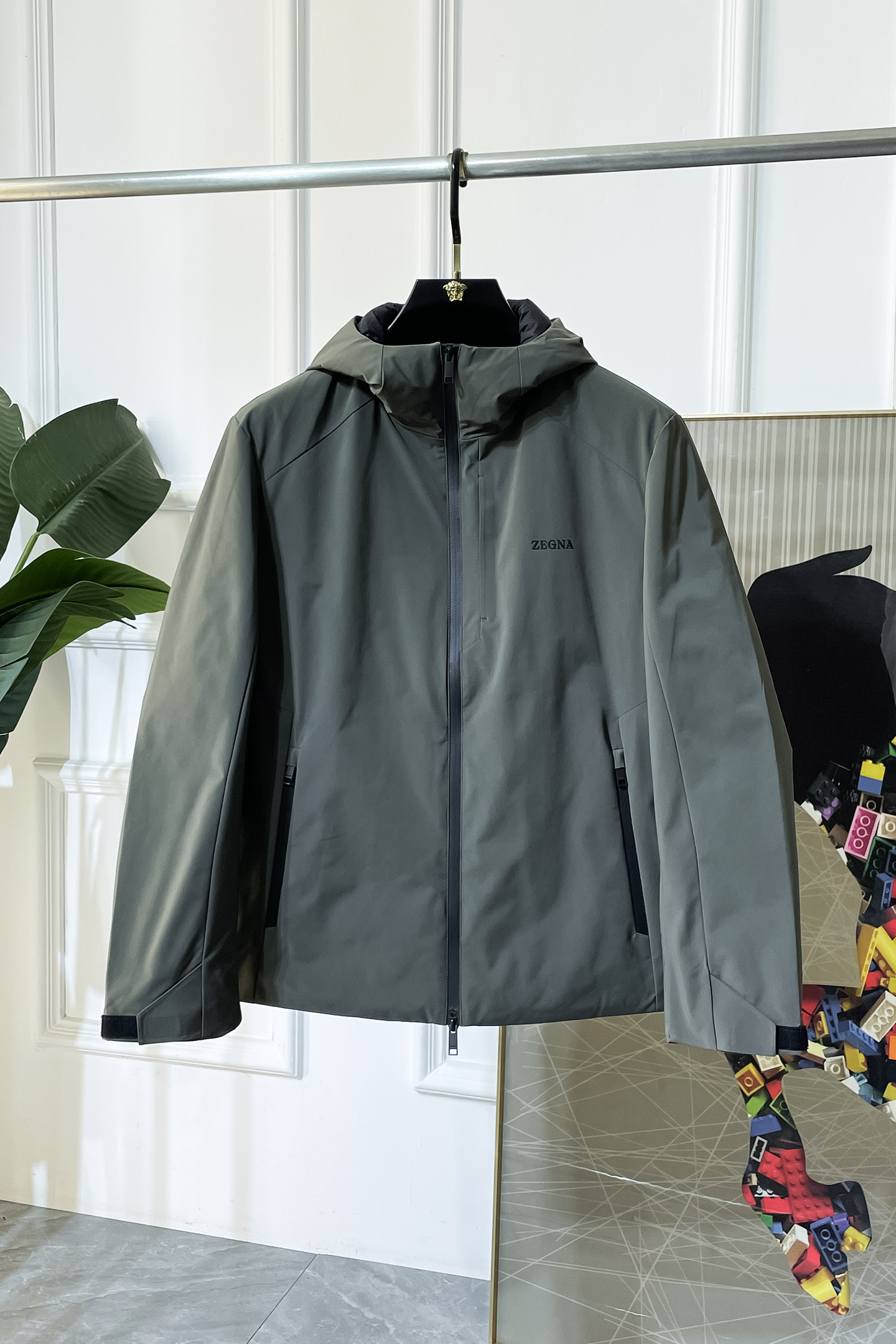 NO:597165,Genia -  2025 new winter men's down jacket, high-quality design, is a must-have for any man, handsome and handsome. Heavy craftsmanship, 90 down filling, but the fashion stance remains firm, first-class texture, crisp and slim. Classic lapel down, mature and stable style, fine texture, good gloss, and very clear texture, simple and elegant style, strong fashion, version leading the current trend, the upper body effect is very good, the fabric is novel and soft to the touch  Fearless and changeable, blooming in comfort and uniqueness. Calmly and confidently walk the way of urban men's spring clothing. Multi-touch fabric selection, showing the eclectic charm. The upper body will not have any wrinkles, the fit is excellent, the upper body is stylish and handsome, the customized accessories are iconic, and the details determine success or failure. Colors and colors, sizes 48 - 56, can be worn up to 190 pounds.,,zegna,jackets & coats,down jacket,alexander wang19860909杰尼娅 - 2025年冬季新款男士羽绒服外套,高品质设计,是任何男人都必备的王牌好货,帅气爆表.重工艺直冲工艺,90绒填充,但时尚立场坚挺如故,质感一流,挺括修身.经典翻领的羽绒,成熟稳重风,质感细腻,光泽感佳,且纹理非常清晰,款式简洁大气,时尚度强、版型引领当前趋势,上身效果非常好,面料新颖,手感软 无畏多变,舒适与独特中绽放.从容、自信游走都市型男春装之道.多重触感的面料选择,彰显不拘一格的魅力上身不会有任何褶皱,版型极好,上身有型帅气,定制辅料带有标志性,细节决定成败.颜色图色 尺码48 - 56 最大可穿到190斤.,,zegna,jackets & coats,down jacket,alexander wang,Men's clothing