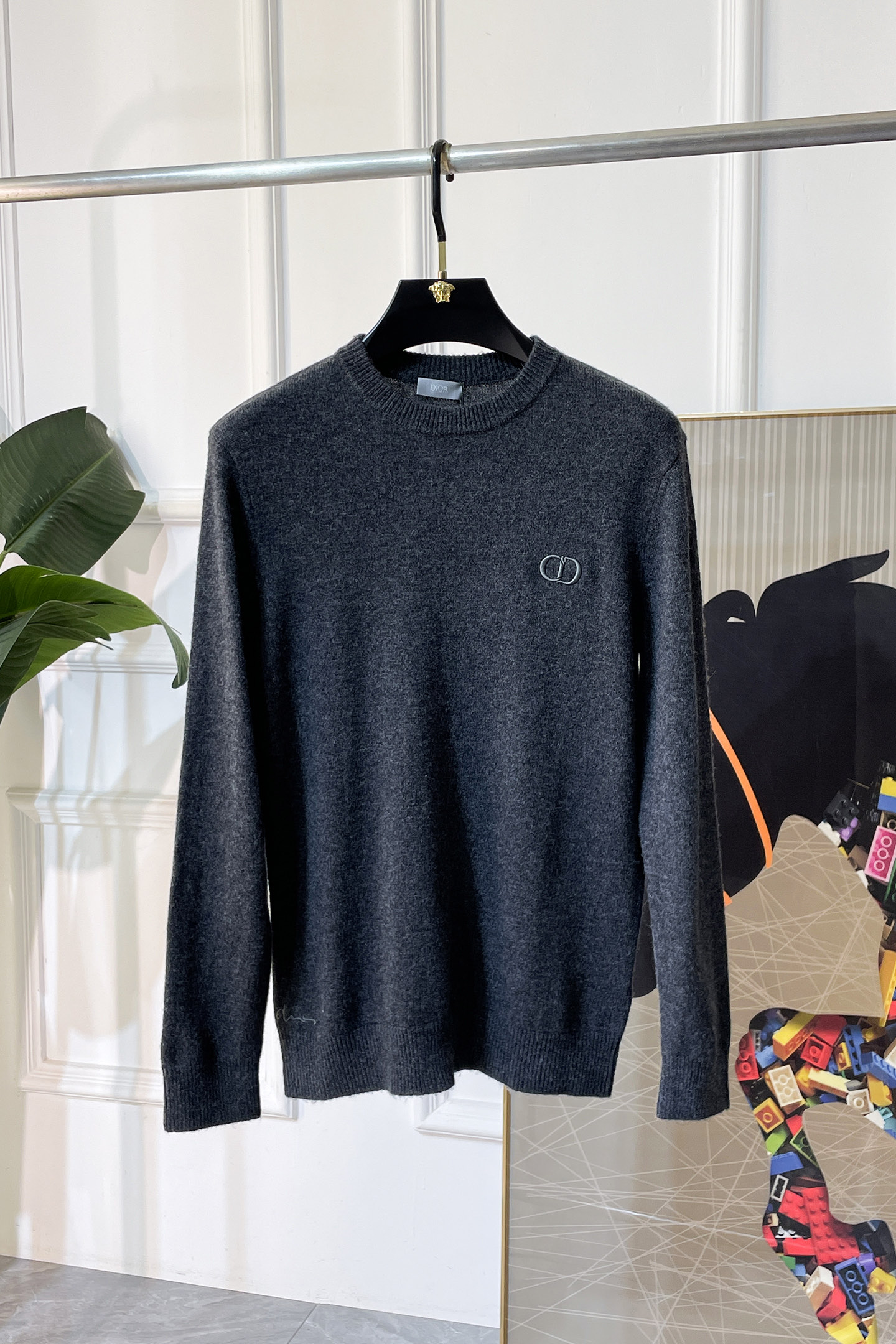 NO:598310,Dior - 2025ss Autumn and Winter Counter Hot Knitted Sweaters, Casual and Fashionable Outerwear, Must-Have Interior Style, Customized Imported Wool Blended Fabrics, The Fabrics Have a Fine Handle, Close-fitting and Comfortable without Pricking the Flesh, Good Upper Body Shape, Warm to Worn, Counter Logo Design is Very Unique, Original Quality and Craftsmanship, Absolutely the Highest Version on the Market. Top Original Originals Wear Awesome, Smooth and Stiff, Not Easily Deformed. The overlocking and sewing plates are very rigorous and elegant, absolutely the first-line OEM requirements!  Don’t miss it, male gods!  Size M-3XL,,dior,alexander wang19860909迪奥 - 2025ss秋冬专柜大爆款针织毛衫,休闲时尚外穿 内搭必备款,定制进口羊毛混纺面料,面料手感细腻,贴身舒适不扎肉,上身版型好 穿着保暖,专柜标志设计非常独特,原版品质与工艺 绝对市场最高版本 顶级原版穿着超赞 柔顺挺括,不易变形.锁边缝盘都非常严谨考究 绝对一线代工要求！男神们别错过！ 尺码 M-3XL,,dior,alexander wang,Men's clothing