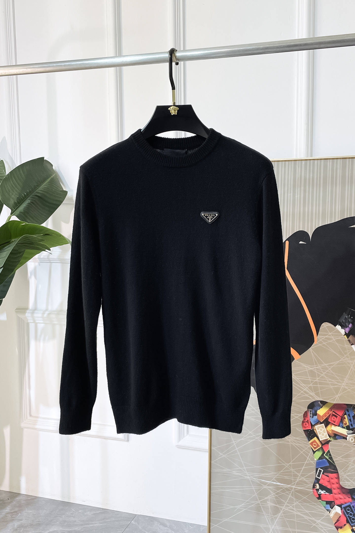 NO:598313,Prada - 2025ss Autumn and Winter Counter Hot Knitted Sweaters, Casual and Fashionable Outerwear, Must-Have Interior Style, Customized Imported Wool Blended Fabric, The Fabric Has a Fine Handle, Comfortable Close-fitting, Not Pricking, Good Upper Body Shape, Warm to Worn, Counter Logo Design is Very Unique, Original Quality and Craftsmanship, Absolutely the Highest Version on the Market. Top Original Originals Wear Awesome, Smooth and Stiff, Not Easily Deformed. The Overlocking and Sewing Discs Are Very Rigorous, Absolute First-line OEM Requirements!  Don’t miss it, male gods!  Size M-3XL,,prada,alexander wang19860909普拉达 - 2025ss秋冬专柜大爆款针织毛衫,休闲时尚外穿 内搭必备款,定制进口羊毛混纺面料,面料手感细腻,贴身舒适不扎肉,上身版型好 穿着保暖,专柜标志设计非常独特,原版品质与工艺 绝对市场最高版本 顶级原版穿着超赞 柔顺挺括,不易变形.锁边缝盘都非常严谨考究 绝对一线代工要求！男神们别错过！ 尺码 M-3XL,,prada,alexander wang,Men's clothing