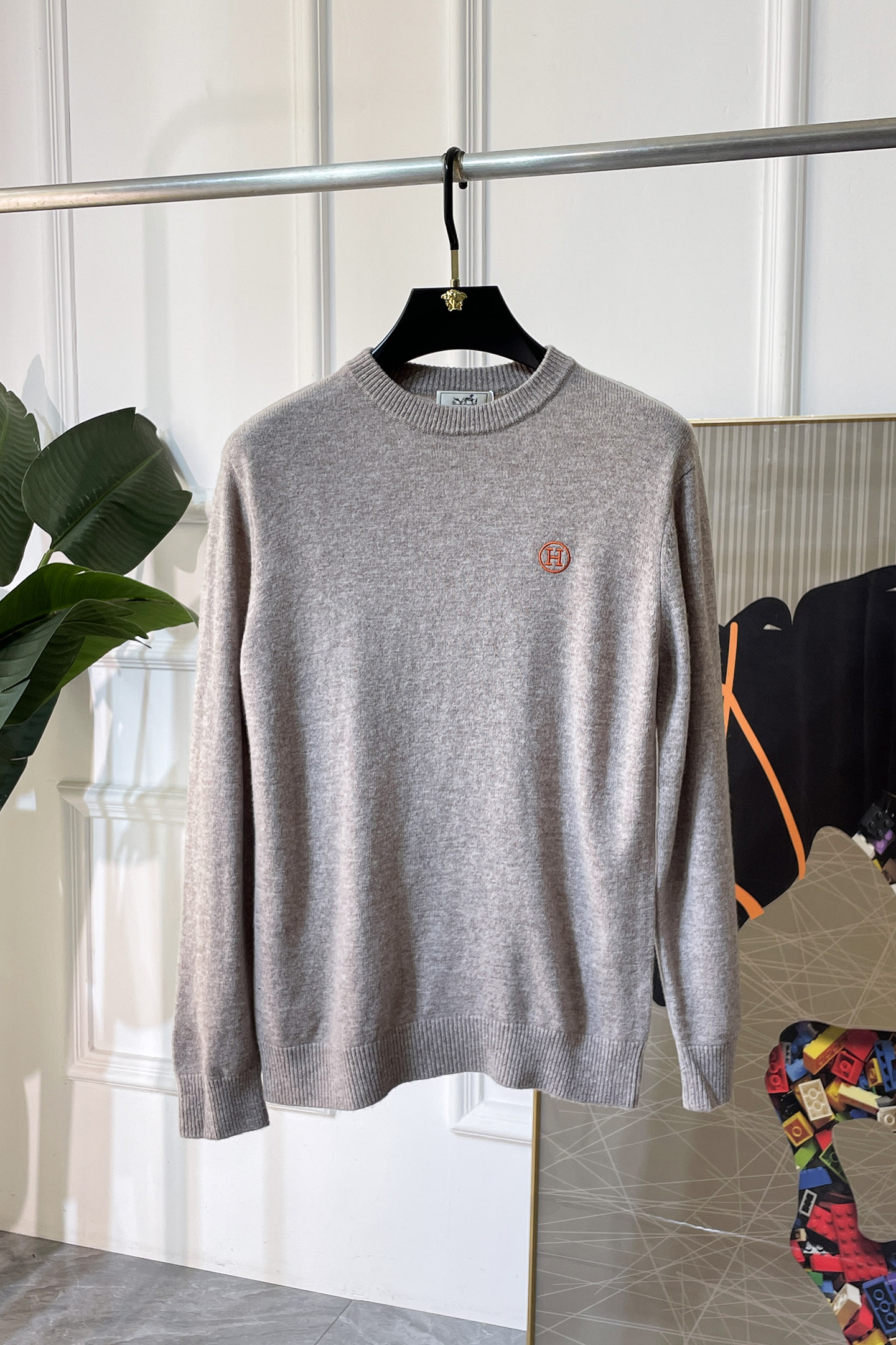 NO:598307,Hermès - 2025ss Autumn and Winter counter hot-selling knitted sweaters, casual and fashionable outerwear, a must-have for inner wear, custom-made imported wool blended fabrics, the fabric has a delicate feel, close to the body and is comfortable without digging into the flesh, and the upper body has a good shape. It is warm to wear, and the counter logo design is very unique. The original quality and craftsmanship are definitely the highest version on the market. The top original version is awesome to wear. It is soft and crisp, not easy to deform. The seams and seams are very rigorous and elegant. Absolute first-line OEM requirements!  Don’t miss it, male gods!  Size M-3XL,,hermes,alexander wang19860909爱玛仕 - 2025ss秋冬专柜大爆款针织毛衫,休闲时尚外穿 内搭必备款,定制进口羊毛混纺面料,面料手感细腻,贴身舒适不扎肉,上身版型好 穿着保暖,专柜标志设计非常独特,原版品质与工艺 绝对市场最高版本 顶级原版穿着超赞 柔顺挺括,不易变形.锁边缝盘都非常严谨考究 绝对一线代工要求！男神们别错过！ 尺码 M-3XL,,hermes,alexander wang,Men's clothing