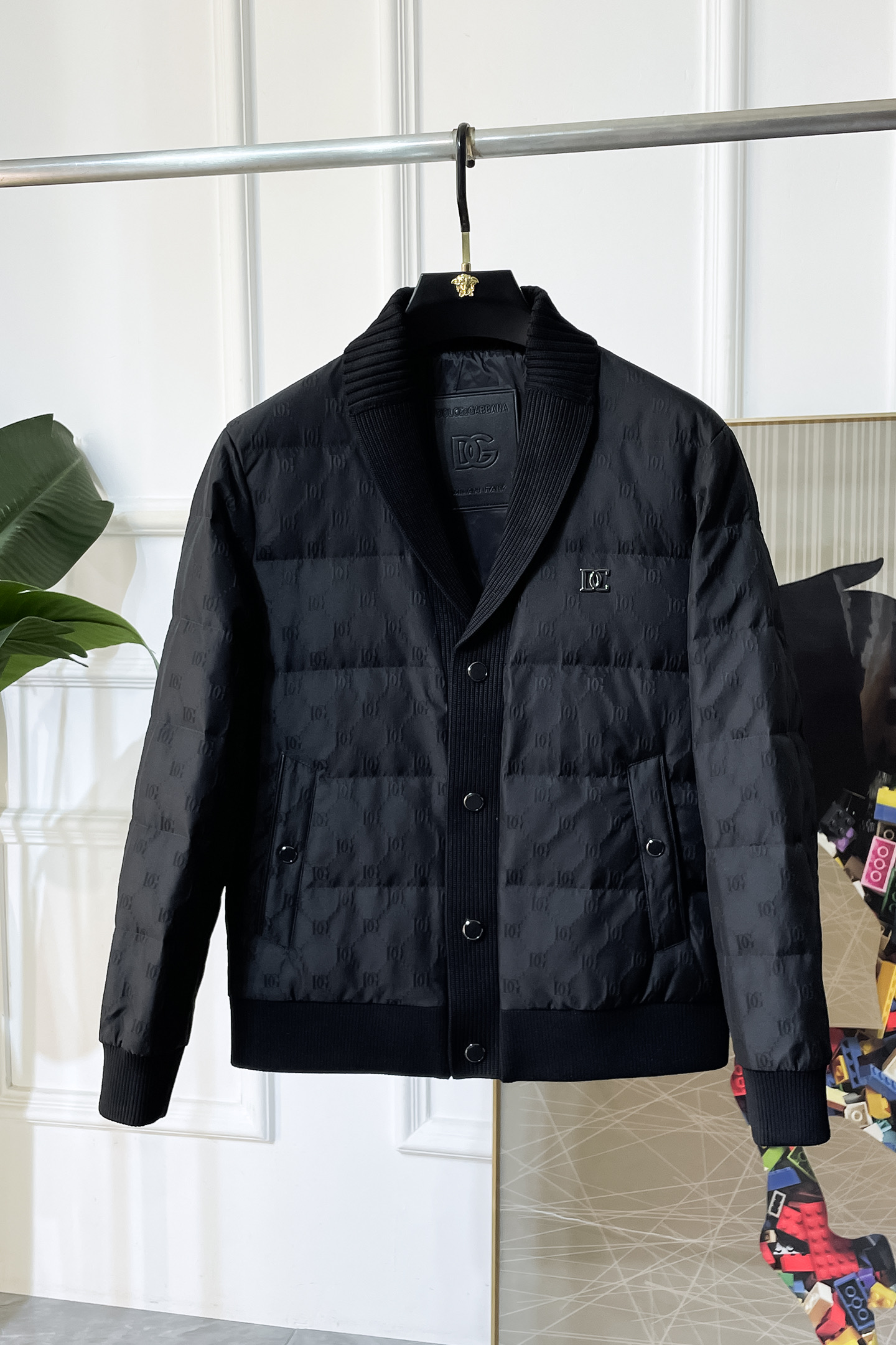 NO:601411,DG - 2025 new winter men's down jacket, high-quality design, is a must-have for any man, handsome and handsome. Heavy craftsmanship, 90 down filling, but the fashion stance remains firm, first-class texture, crisp and slim. Classic lapel down, mature and stable style, fine texture, good gloss, and very clear texture, simple and elegant style, strong fashion, version leading the current trend, very good upper body effect, novel fabric, soft feel  Fearless and changeable, blooming in comfort and uniqueness. Calmly and confidently walk the way of urban men's spring clothing. Multi-touch fabric selection, showing the eclectic charm. The upper body will not have any wrinkles, the fit is excellent, the upper body is stylish and handsome, the customized accessories are iconic, and the details determine success or failure. Colors and colors, sizes 48 - 56, can be worn up to 190 pounds.,,jackets & coats,down jacket,alexander wang19860909DG - 2025年冬季新款男士羽绒服外套,高品质设计,是任何男人都必备的王牌好货,帅气爆表.重工艺直冲工艺,90绒填充,但时尚立场坚挺如故,质感一流,挺括修身.经典翻领的羽绒,成熟稳重风,质感细腻,光泽感佳,且纹理非常清晰,款式简洁大气,时尚度强、版型引领当前趋势,上身效果非常好,面料新颖,手感软 无畏多变,舒适与独特中绽放.从容、自信游走都市型男春装之道.多重触感的面料选择,彰显不拘一格的魅力上身不会有任何褶皱,版型极好,上身有型帅气,定制辅料带有标志性,细节决定成败.颜色图色 尺码48 - 56 最大可穿到190斤.,,jackets & coats,down jacket,alexander wang,Men's clothing