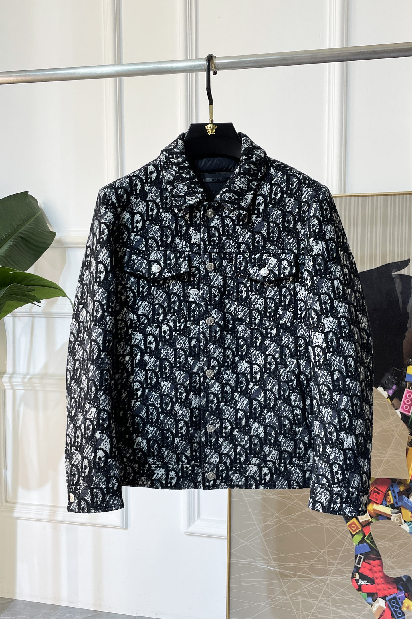 NO:601489,Dior  -2025 new winter men's wool down jacket, high-quality design, is a must-have for any man, handsome and handsome. Heavy craftsmanship, 90 down filling, but the fashion stance remains firm, first-class texture, crisp and slim. Classic lapel down, mature and stable style, fine texture, good gloss, and very clear texture, simple and elegant style, strong fashion, version leads the current trend, the upper body effect is very good, the fabric is novel and soft to the touch  Fearless and changeable, blooming in comfort and uniqueness. Confidently walk the way of urban men's spring clothing. Multi-touch fabric selection, showing eclectic charm. The upper body will not have any wrinkles, the shape is excellent, the upper body is stylish and handsome, customized accessories are iconic, details determine success or failure. Colors and colors Sizes 48 - 56 can be worn up to 190 pounds.,, dior, jackets & coats, down jacket, alexander wang19860909迪奥 -2025年冬季新款男士羊毛羽绒服外套,高品质设计,是任何男人都必备的王牌好货,帅气爆表.重工艺直冲工艺,90绒填充,但时尚立场坚挺如故,质感一流,挺括修身.经典翻领的羽绒,成熟稳重风,质感细腻,光泽感佳,且纹理非常清晰,款式简洁大气,时尚度强、版型引领当前趋势,上身效果非常好,面料新颖,手感软 无畏多变,舒适与独特中绽放.自信游走都市型男春装之道.多重触感的面料选择,彰显不拘一格的魅力上身不会有任何褶皱,版型极好,上身有型帅气,定制辅料带有标志性,细节决定成败.颜色图色 尺码48 - 56 最大可穿到190斤.,,dior,jackets & coats,down jacket,alexander wang,Men's clothing