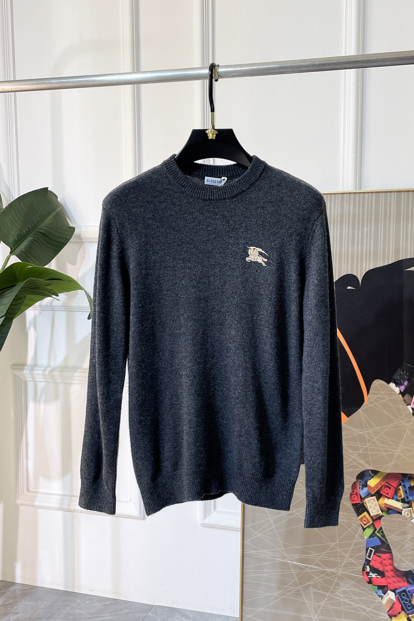 NO:685385,Burberry - 2025ss Autumn and Winter Counter Hot Knitted Sweaters, Casual and Fashionable Outerwear, Must-Have Interior Styles, Customized Imported Wool Blended Fabrics, The Fabrics Have a Fine Handle, Comfortable Close-fitting, Not Pricking, Good Upper Body Shape, Warm to Worn, Counter Logo Design is Very Unique, Original Quality and Craftsmanship, Absolutely the Highest Version on the Market. Top Original Originals Wear Awesome, Smooth and Crisp, Not Easily Deformed. The overlocking and sewing plates are very rigorous and elegant. Absolutely the first-line OEM requirements!  Don’t miss it, male gods!  Size M-3XL,,burberry,19860909巴宝莉 - 2025ss秋冬专柜大爆款针织毛衫,休闲时尚外穿 内搭必备款,定制进口羊毛混纺面料,面料手感细腻,贴身舒适不扎肉,上身版型好 穿着保暖,专柜标志设计非常独特,原版品质与工艺 绝对市场最高版本 顶级原版穿着超赞 柔顺挺括,不易变形.锁边缝盘都非常严谨考究 绝对一线代工要求！男神们别错过！ 尺码 M-3XL,,burberry,,Men's clothing