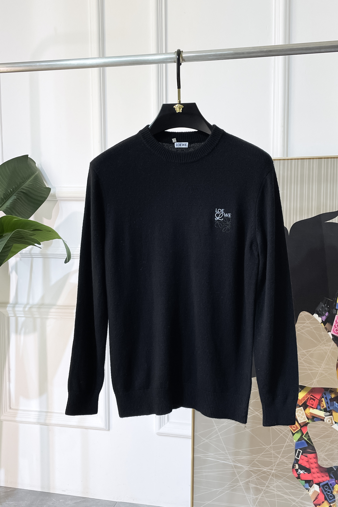 NO:685387,Luo Yiwei - 2025ss autumn and winter counter's popular knitted sweater, casual and fashionable outer wear, a must-have for inner wear, customized imported wool blended fabric, the fabric has a delicate feel, close to the body and is comfortable without digging into the flesh, and the upper body has a good shape. It is warm to wear, and the counter logo design is very unique. The original quality and craftsmanship are definitely the highest version on the market. The top original version is awesome to wear. It is soft and crisp, not easy to deform. The seams and seams are very rigorous and elegant. Absolute first-line OEM requirements!  Don’t miss it, male gods!  Size M-3XL,,loewe,19860909罗意威 - 2025ss秋冬专柜大爆款针织毛衫,休闲时尚外穿 内搭必备款,定制进口羊毛混纺面料,面料手感细腻,贴身舒适不扎肉,上身版型好 穿着保暖,专柜标志设计非常独特,原版品质与工艺 绝对市场最高版本 顶级原版穿着超赞 柔顺挺括,不易变形.锁边缝盘都非常严谨考究 绝对一线代工要求！男神们别错过！ 尺码 M-3XL,,loewe,,Men's clothing