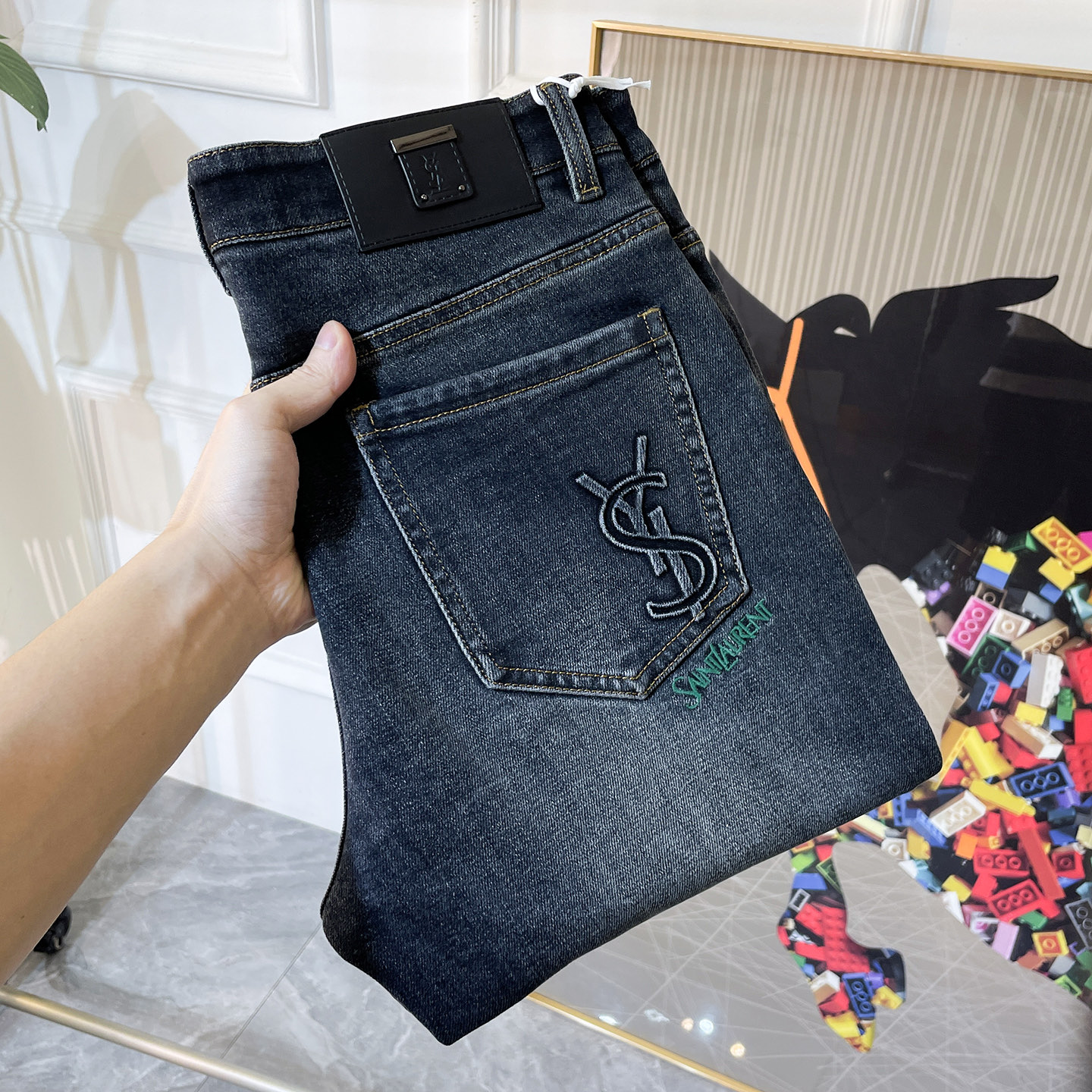 NO:598297,Ysl- 2025ss Year of the Snake Autumn and Winter Jeans. Original 1:1 production, the perfect choice for daily essentials, simple and stylish, custom imported denim fabric, heavy washing process, complex workmanship and exquisite craftsmanship. Easily cater to the needs of the four seasons, soft and elastic to the touch, smooth and neat, original accessories and hardware, comfortable upper body, very easy to wear and durable, code number 29-38, saint laurent, jeans, alexander wang19860909Ysl- 2025ss蛇年秋冬牛仔裤.原单1:1制作,日常必备的完美之选,简单大气亦时尚有型,定制进口丹宁面料 ,重工洗水工艺,做工复杂工艺精湛.轻松迎合四季需要,手感柔软带弹力,流畅利落,原版辅料五金,上身舒适非常易搭耐看码数29-38,,saint laurent,jeans,alexander wang,Men's clothing