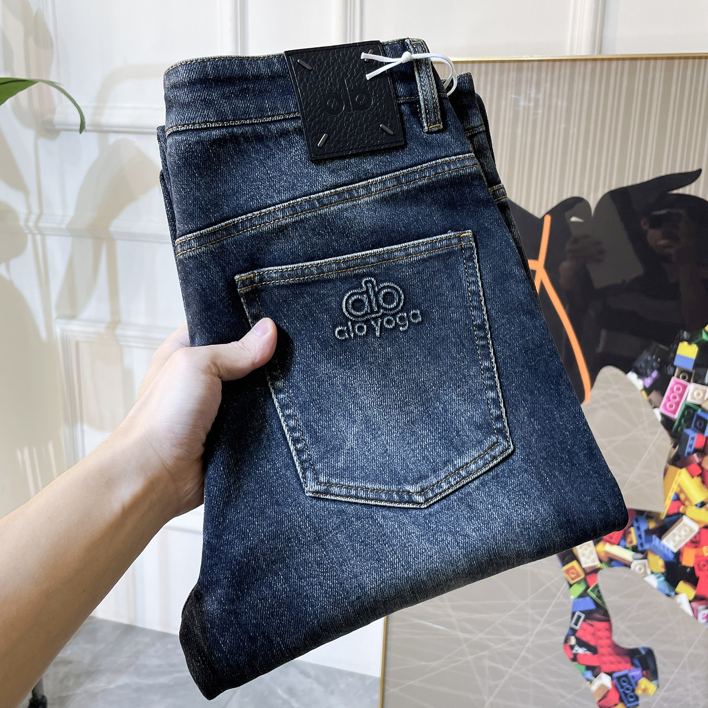 NO:598300,alo- 2025ss Year of the Snake Autumn and Winter Straight Bucket Jeans. Original 1:1 production, the perfect choice for daily essentials, simple and stylish, custom imported denim fabric, heavy washing process, complex workmanship and exquisite craftsmanship. Easily cater to the needs of the four seasons, soft and elastic to the touch, smooth and neat, original accessories and hardware, comfortable upper body, very easy to wear and durable, code number 29-38, jeans, alexander wang19860909alo- 2025ss蛇年秋冬直桶牛仔裤.原单1:1制作,日常必备的完美之选,简单大气亦时尚有型,定制进口丹宁面料 ,重工洗水工艺,做工复杂工艺精湛.轻松迎合四季需要,手感柔软带弹力,流畅利落,原版辅料五金,上身舒适非常易搭耐看码数29-38,,jeans,alexander wang,Men's clothing