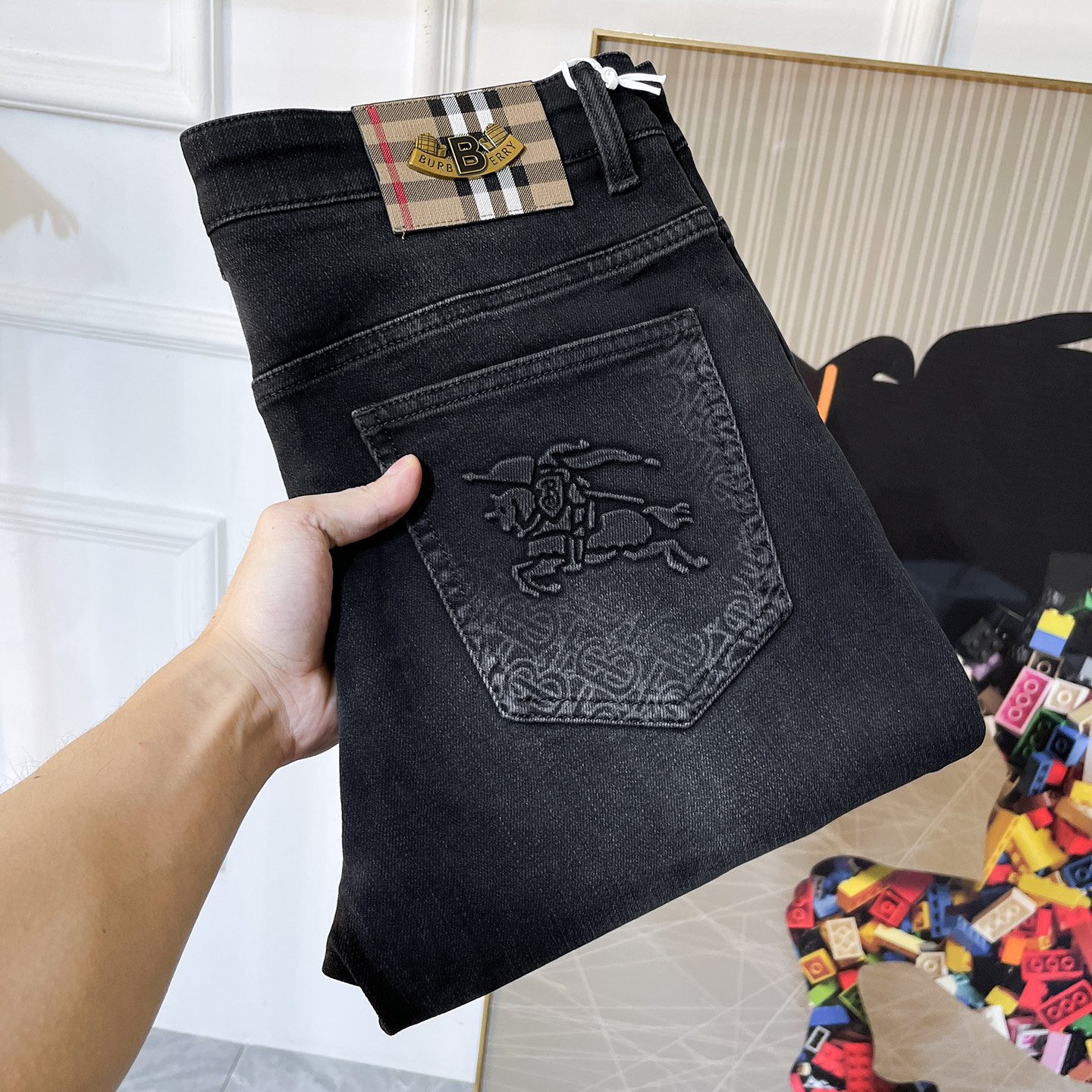 NO:599286,Burberry - 2025ss Year of the Snake Autumn and Winter Jeans. Original 1:1 production, a perfect choice for daily essentials, simple and stylish, custom imported denim fabric, heavy washing process, complex workmanship and exquisite craftsmanship. Easily cater to the needs of the four seasons, soft and elastic to the touch, smooth and neat, original accessories and hardware, comfortable upper body, very easy to wear and durable, size 29-38, burberry,jeans,alexander wang19860909巴宝莉- 2025ss蛇年秋冬牛仔裤.原单1:1制作,日常必备的完美之选,简单大气亦时尚有型,定制进口丹宁面料 ,重工洗水工艺,做工复杂工艺精湛.轻松迎合四季需要,手感柔软带弹力,流畅利落,原版辅料五金,上身舒适非常易搭耐看码数29-38,,burberry,jeans,alexander wang,Men's clothing