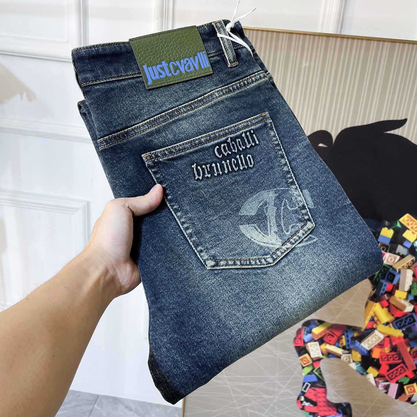 NO:599284,Cavalli - 2025ss Year of the Snake Autumn and Winter wide-leg jeans. Original 1:1 production, the perfect choice for daily necessities, simple and elegant, fashionable and stylish, customized imported denim fabric, heavy washing process, complex workmanship and exquisite craftsmanship. Easily cater to the needs of the four seasons, soft and elastic to the touch, smooth and neat, original accessories and hardware, comfortable upper body, very easy to wear and durable, size 29-38, jeans, alexander wang19860909卡瓦利- 2025ss蛇年秋冬宽腿牛仔裤.原单1:1制作,日常必备的完美之选,简单大气亦时尚有型,定制进口丹宁面料 ,重工洗水工艺,做工复杂工艺精湛.轻松迎合四季需要,手感柔软带弹力,流畅利落,原版辅料五金,上身舒适非常易搭耐看码数29-38,,jeans,alexander wang,Men's clothing