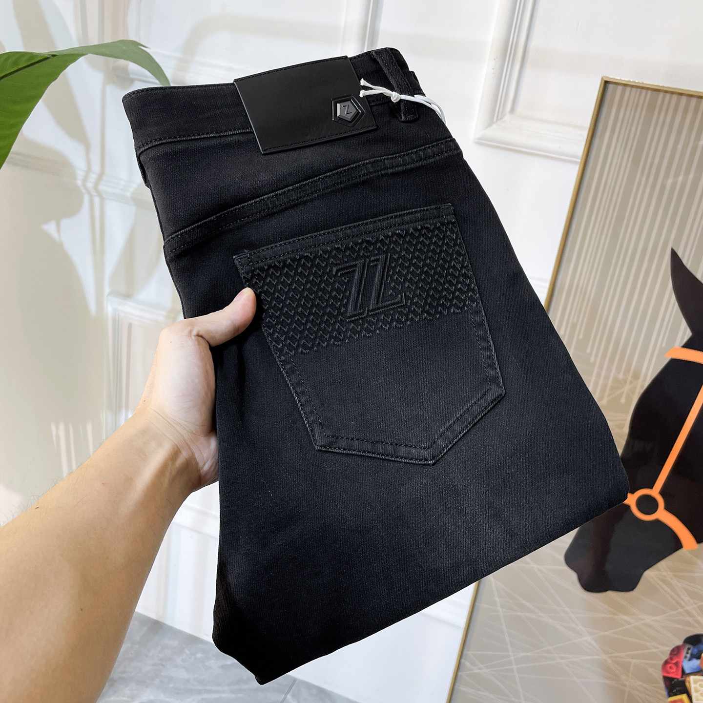 NO:598303,Zegna - 2025ss Snake Autumn and Winter Jeans. Original 1:1 production, the perfect choice for daily essentials, simple and stylish, custom imported denim fabric, heavy washing process, complex workmanship and exquisite craftsmanship. Easily cater to the needs of the four seasons, soft and elastic to the touch, smooth and neat, original accessories and hardware, comfortable upper body, very easy to wear and durable, size 29-38,,zegna,jeans,alexander wang19860909杰尼娅- 2025ss蛇年秋冬牛仔裤.原单1:1制作,日常必备的完美之选,简单大气亦时尚有型,定制进口丹宁面料 ,重工洗水工艺,做工复杂工艺精湛.轻松迎合四季需要,手感柔软带弹力,流畅利落,原版辅料五金,上身舒适非常易搭耐看码数29-38,,zegna,jeans,alexander wang,Men's clothing