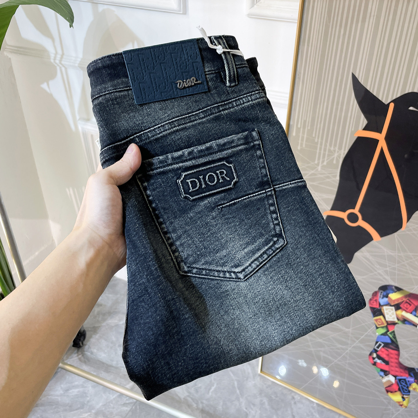 NO:598306,Dior - 2025ss Year of the Snake Autumn and Winter Jeans. Original 1:1 production, the perfect choice for daily essentials, simple and stylish, custom imported denim fabric, heavy washing process, complex workmanship and exquisite craftsmanship. Easily cater to the needs of the four seasons, soft and elastic to the touch, smooth and neat, original accessories and hardware, comfortable upper body, very easy to wear and durable, code number 29-38, dior,jeans,alexander wang19860909迪奥- 2025ss蛇年秋冬牛仔裤.原单1:1制作,日常必备的完美之选,简单大气亦时尚有型,定制进口丹宁面料 ,重工洗水工艺,做工复杂工艺精湛.轻松迎合四季需要,手感柔软带弹力,流畅利落,原版辅料五金,上身舒适非常易搭耐看码数29-38,,dior,jeans,alexander wang,Men's clothing