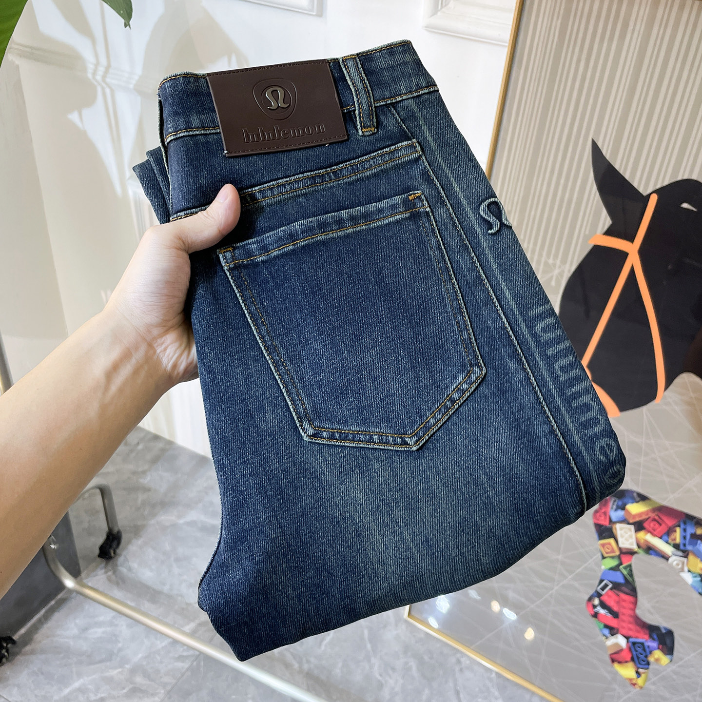 NO:598309,Lulu- 2025ss Year of the Snake Autumn and Winter wide-leg jeans. Original 1:1 production, a perfect choice for daily necessities, simple and stylish, custom-made imported denim fabric, heavy washing process, complex workmanship and exquisite craftsmanship. Easily cater to the needs of the four seasons, soft and elastic to the touch, smooth and neat, original accessories and hardware, comfortable upper body, very easy to wear and durable, size 29-38, jeans, alexander wang19860909Lulu- 2025ss蛇年秋冬宽腿牛仔裤.原单1:1制作,日常必备的完美之选,简单大气亦时尚有型,定制进口丹宁面料 ,重工洗水工艺,做工复杂工艺精湛.轻松迎合四季需要,手感柔软带弹力,流畅利落,原版辅料五金,上身舒适非常易搭耐看码数29-38,,jeans,alexander wang,Men's clothing