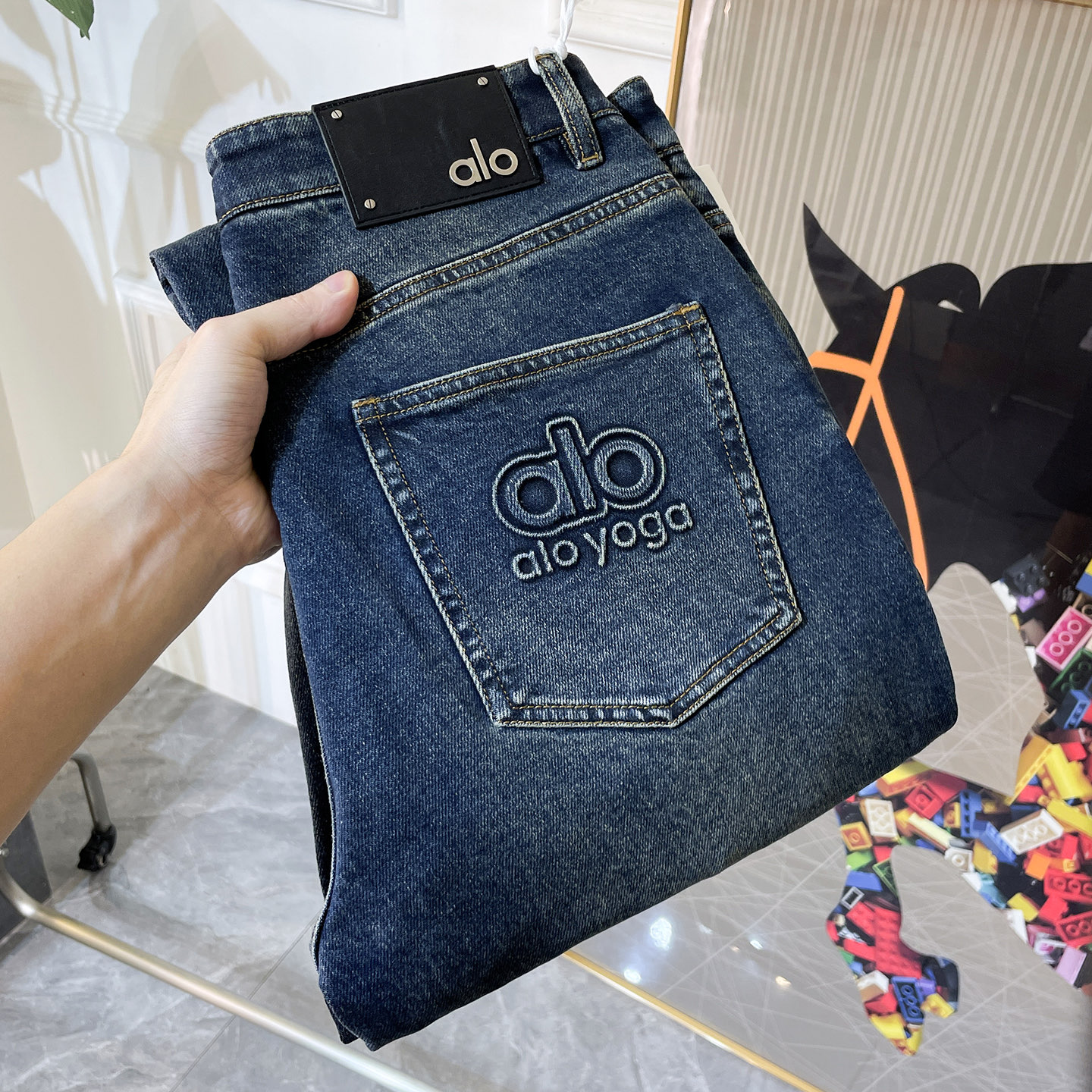 NO:598312,alo- 2025ss Year of the Snake autumn and winter wide-leg jeans. Original 1:1 production, a perfect choice for daily necessities, simple and stylish, custom-made imported denim fabric, heavy washing process, complex workmanship and exquisite craftsmanship. Easily cater to the needs of the four seasons, soft and elastic to the touch, smooth and neat, original accessories and hardware, comfortable upper body, very easy to wear and durable, size 29-38, jeans, alexander wang19860909alo- 2025ss蛇年秋冬宽腿牛仔裤.原单1:1制作,日常必备的完美之选,简单大气亦时尚有型,定制进口丹宁面料 ,重工洗水工艺,做工复杂工艺精湛.轻松迎合四季需要,手感柔软带弹力,流畅利落,原版辅料五金,上身舒适非常易搭耐看码数29-38,,jeans,alexander wang,Men's clothing