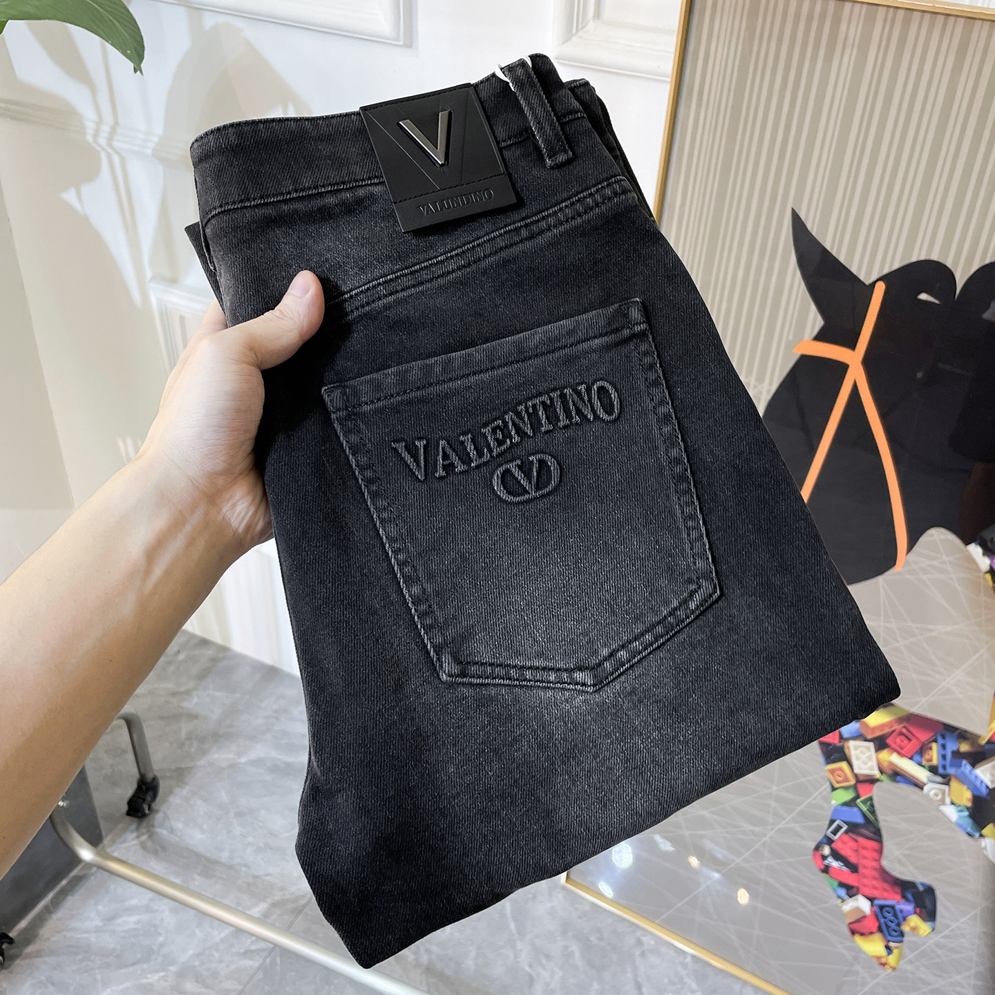 NO:598315,Valentino - 2025ss Year of the Snake Autumn and Winter Straight Bucket Jeans. Original 1:1 production, a perfect choice for daily essentials, simple and stylish, custom imported denim fabric, heavy washing process, complex workmanship and exquisite craftsmanship. Easily cater to the needs of the four seasons, soft and elastic to the touch, smooth and neat, original accessories and hardware, comfortable upper body, very easy to wear and durable, code number 29-38,,valentino,jeans,alexander wang19860909华伦天奴- 2025ss蛇年秋冬直桶牛仔裤.原单1:1制作,日常必备的完美之选,简单大气亦时尚有型,定制进口丹宁面料 ,重工洗水工艺,做工复杂工艺精湛.轻松迎合四季需要,手感柔软带弹力,流畅利落,原版辅料五金,上身舒适非常易搭耐看码数29-38,,valentino,jeans,alexander wang,Men's clothing