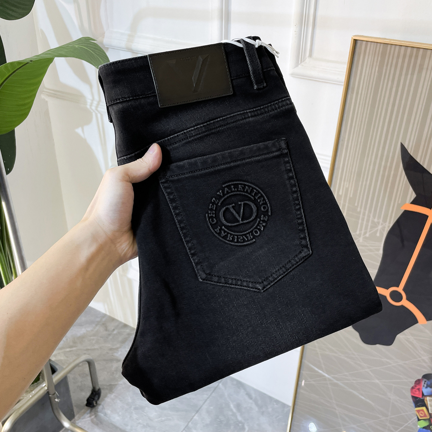 NO:598318,Valentino - 2025ss Snake Autumn and Winter Jeans. Original 1:1 production, a perfect choice for daily essentials, simple and stylish, custom imported denim fabric, heavy washing process, complex workmanship and exquisite craftsmanship. Easily cater to the needs of the four seasons, soft and elastic to the touch, smooth and neat, original accessories and hardware, comfortable upper body, very easy to wear and durable, code number 29-38,,valentino,jeans,alexander wang19860909华伦天奴- 2025ss蛇年秋冬牛仔裤.原单1:1制作,日常必备的完美之选,简单大气亦时尚有型,定制进口丹宁面料 ,重工洗水工艺,做工复杂工艺精湛.轻松迎合四季需要,手感柔软带弹力,流畅利落,原版辅料五金,上身舒适非常易搭耐看码数29-38,,valentino,jeans,alexander wang,Men's clothing