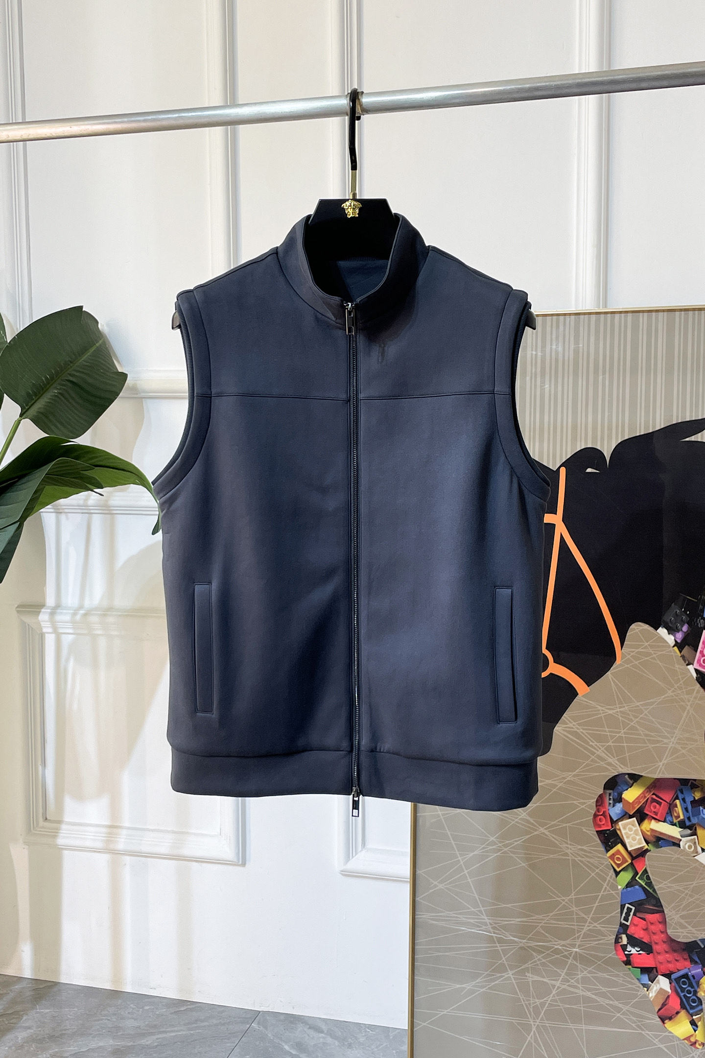 NO:625214,Zegna - ss popular autumn vest jacket, customized with high-quality polyester fiber fabric!  Logo design with top fashion big-name elements, complete with three standards!  Original hardware accessories, smooth lines, exquisite craftsmanship, awesome upper body shape, comfortable fabrics, windproof and warm, it is very fashionable, handsome and a must-have for casual and fashionable men with any combination!  Sizes M-3XL can fit up to 190 pounds!  ,,zegna,jackets & coats,alexander wang19860909杰尼娅 - ss大爆款秋装马甲夹克,定制高品质聚酯纤维面料！顶级时尚大牌元素logo设计,三标齐全！原版五金辅料,线条流畅,工艺精致,上身版型超赞,面料舒适,挡风保暖,随意搭配都非常时尚帅气休闲时尚男仕必备款哦！尺码M-3XL 最大可穿190斤！,,zegna,jackets & coats,alexander wang,Men's clothing