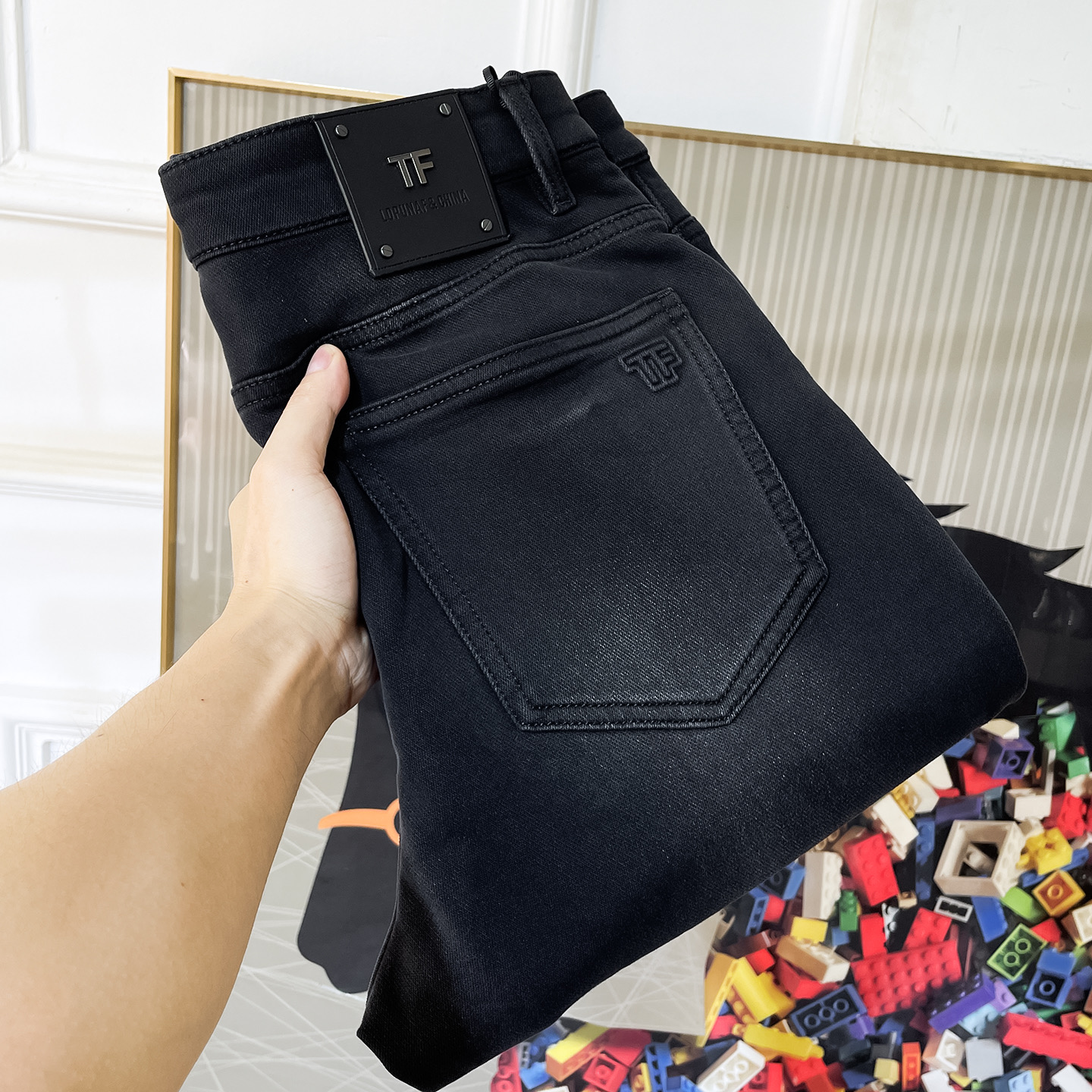 NO:600452,TF- 2025ss Year of the Snake Autumn and Winter Straight Bucket Jeans. Original 1:1 production, a perfect choice for daily necessities, simple and stylish, custom imported denim fabric, heavy washing process, complex workmanship and exquisite craftsmanship. Easily cater to the needs of the four seasons, soft and elastic to the touch, smooth and neat, original accessories and hardware, comfortable upper body, very easy to wear and durable, size 29-38, tom ford, jeans, alexander wang19860909TF- 2025ss蛇年秋冬直桶牛仔裤.原单1:1制作,日常必备的完美之选,简单大气亦时尚有型,定制进口丹宁面料 ,重工洗水工艺,做工复杂工艺精湛.轻松迎合四季需要,手感柔软带弹力,流畅利落,原版辅料五金,上身舒适非常易搭耐看码数29-38,,tom ford,jeans,alexander wang,Men's clothing