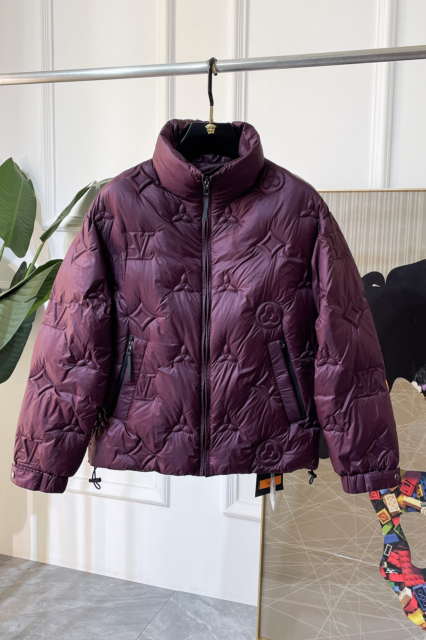 NO:599281,LV - 2025 new winter down jacket, high-quality design, is a must-have for any man, handsome and handsome. Heavy craftsmanship, 90 down filling, but the fashion stance remains firm, first-class texture, crisp and slim. Classic lapel down, mature and stable style, fine texture, good gloss, and very clear texture, simple and elegant style, strong fashion, version leads the current trend, the upper body effect is very good, the fabric is novel and soft to the touch  Fearless and changeable, blooming in comfort and uniqueness. Calmly and confidently walk the way of urban men's spring clothing. Multi-touch fabric selection, showing the eclectic charm. The upper body will not have any wrinkles, the fit is excellent, the upper body is stylish and handsome, the customized accessories are iconic, and the details determine success or failure. Colors and colors, sizes 48 - 56, can be worn up to 190 pounds.,, louis vuitton, jackets & coats, jacket, alexander wangdown19860909LV - 2025年冬季新款羽绒服外套,高品质设计,是任何男人都必备的王牌好货,帅气爆表.重工艺直冲工艺,90绒填充,但时尚立场坚挺如故,质感一流,挺括修身.经典翻领的羽绒,成熟稳重风,质感细腻,光泽感佳,且纹理非常清晰,款式简洁大气,时尚度强、版型引领当前趋势,上身效果非常好,面料新颖,手感软 无畏多变,舒适与独特中绽放.从容、自信游走都市型男春装之道.多重触感的面料选择,彰显不拘一格的魅力上身不会有任何褶皱,版型极好,上身有型帅气,定制辅料带有标志性,细节决定成败.颜色图色 尺码48 - 56 最大可穿到190斤.,,louis vuitton,jackets & coats,down jacket,alexander wang,Men's clothing