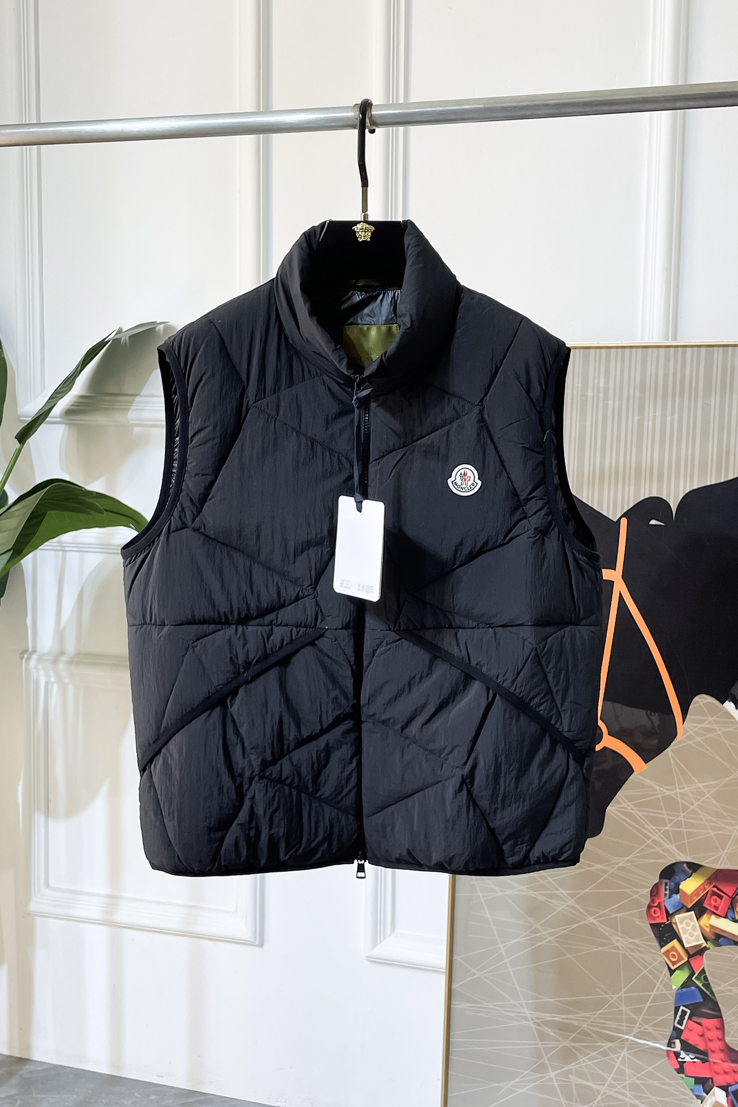 NO:600437,MONCLER 25ss new sleeveless stand-collar down vest, the same style for men and women, a limited edition item that is rare and treasured, the simplest basic vest style, with the detailed design of the emperor, it will instantly become fashionable and different!  The stand-up collar design upgrades the ability to keep out the cold, and the logo on the chest is very recognizable. The whole thing is quite nice whether it is used to keep warm or to create a concave shape. Especially this down vest has the function of keeping warm but does not look bulky. It is a good choice for wearing with a shirt in the hot and cold seasons. The down is filled with European standard goose down, and is processed with advanced direct down filling technology. The full lock-down treatment design does not let the velvet run or be drilled ~ you don’t have to worry about a little chill, you can tell the quality when you first touch it!  Same style for men and women, full of details. Sizes M-3XL., Moncler, shirts, down jacket, alexander wang19860909MONCLER 蒙口 25ss新款无袖立领羽绒马甲背心,男女同款,且遇且珍惜的一款限量单品,最简约基础马甲款,配上羽皇的细节设计,立马变得时髦不同！立领设计将御寒能力升级,胸前的logo非常具有辨识度,整体无论是保暖还是用来凹造型都相当nice,尤其是这样的羽绒马甲具有保暖功能却看起来不臃肿,忽冷忽热的季节内搭衬衫都是不错的选择.羽绒采用欧标鹅绒填充,配合先进的直充绒技术处理,十足的锁绒处理设计不跑绒不钻毛~完全不用担心会有一点寒意,上手一摸便知品质！男女同款,十足的细节修饰 .尺码M-3XL.,,Moncler,shirts,down jacket,alexander wang,Men's clothing