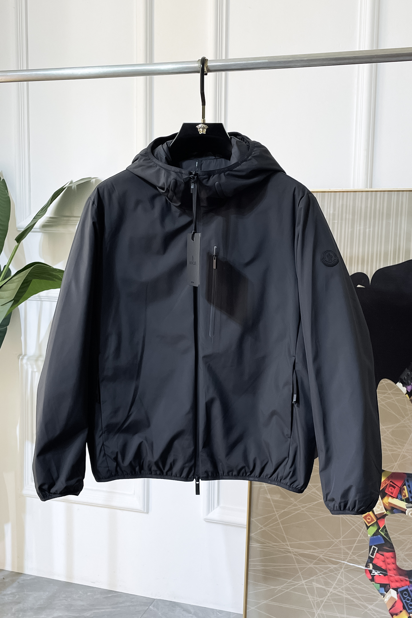 NO:600449,Mouth -  2025 new winter men's down jacket, high-quality design, is a must-have for any man, handsome and handsome. Heavy craftsmanship, 90 down filling, but the fashion stance remains firm, first-class texture, crisp and slim. Classic lapel down, mature and stable style, fine texture, good gloss, and very clear texture, simple and elegant style, strong fashion, version leading the current trend, the upper body effect is very good, the fabric is novel and soft to the touch  Fearless and changeable, blooming in comfort and uniqueness. Calmly and confidently walk the way of urban men's spring clothing. Multi-touch fabric selection, showing the eclectic charm. The upper body will not have any wrinkles, the shape is excellent, the upper body is stylish and handsome, the customized accessories are iconic, and the details determine success or failure. Colors and colors, sizes 48 - 56, can be worn up to 190 pounds.,, Moncler, jackets & coats, down jacket, alexander wang19860909蒙口 - 2025年冬季新款男士羽绒服外套,高品质设计,是任何男人都必备的王牌好货,帅气爆表.重工艺直冲工艺,90绒填充,但时尚立场坚挺如故,质感一流,挺括修身.经典翻领的羽绒,成熟稳重风,质感细腻,光泽感佳,且纹理非常清晰,款式简洁大气,时尚度强、版型引领当前趋势,上身效果非常好,面料新颖,手感软 无畏多变,舒适与独特中绽放.从容、自信游走都市型男春装之道.多重触感的面料选择,彰显不拘一格的魅力上身不会有任何褶皱,版型极好,上身有型帅气,定制辅料带有标志性,细节决定成败.颜色图色 尺码48 - 56 最大可穿到190斤.,,Moncler,jackets & coats,down jacket,alexander wang,Men's clothing