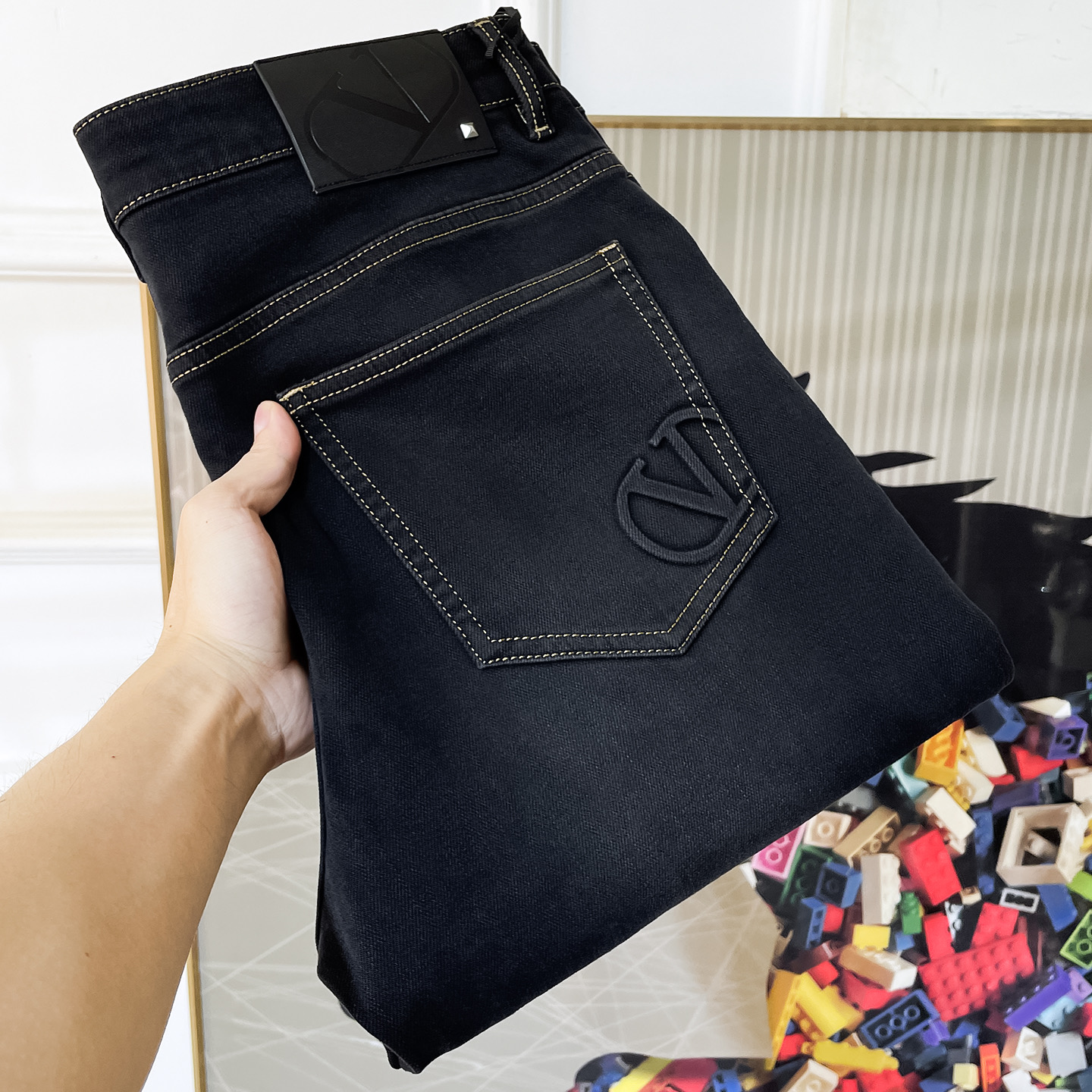 NO:600455,Valentino - 2025ss Year of the Snake Autumn and Winter Straight Bucket Jeans. Original 1:1 production, a perfect choice for daily essentials, simple and stylish, custom imported denim fabric, heavy washing process, complex workmanship and exquisite craftsmanship. Easily cater to the needs of the four seasons, soft and elastic to the touch, smooth and neat, original accessories and hardware, comfortable upper body, very easy to wear and durable, code number 29-38,,valentino,jeans,alexander wang19860909华伦天奴- 2025ss蛇年秋冬直桶牛仔裤.原单1:1制作,日常必备的完美之选,简单大气亦时尚有型,定制进口丹宁面料 ,重工洗水工艺,做工复杂工艺精湛.轻松迎合四季需要,手感柔软带弹力,流畅利落,原版辅料五金,上身舒适非常易搭耐看码数29-38,,valentino,jeans,alexander wang,Men's clothing