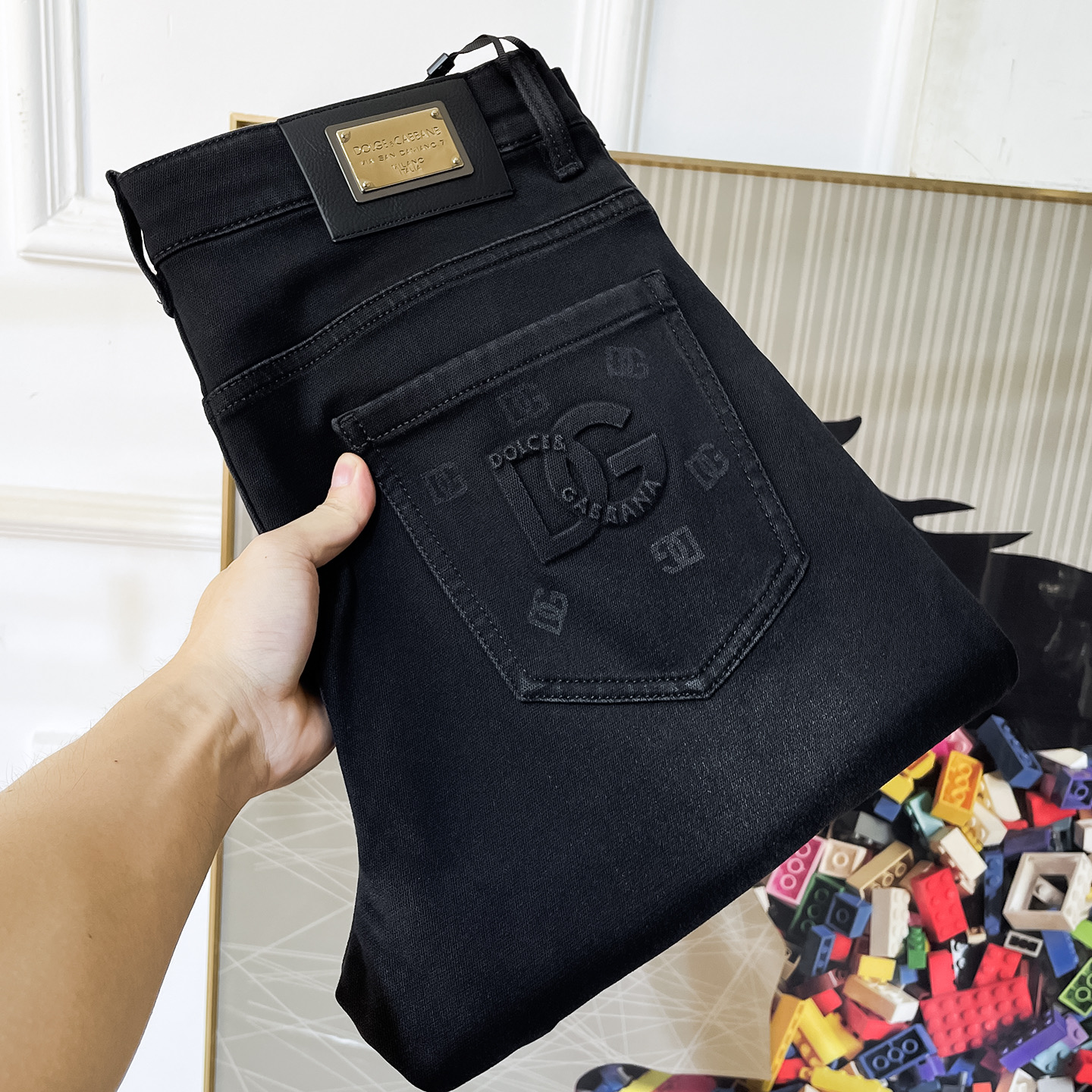 NO:601452,DG- 2025ss Year of the Snake Autumn and Winter Straight Bucket Jeans. Original 1:1 production, a perfect choice for daily necessities, simple and stylish, custom imported denim fabric, heavy washing process, complex workmanship and exquisite craftsmanship. Easily cater to the needs of the four seasons, soft and elastic to the touch, smooth and neat, original accessories and hardware, comfortable upper body, very easy to wear and durable, code number 29-38,, jeans, alexander wang19860909DG- 2025ss蛇年秋冬直桶牛仔裤.原单1:1制作,日常必备的完美之选,简单大气亦时尚有型,定制进口丹宁面料 ,重工洗水工艺,做工复杂工艺精湛.轻松迎合四季需要,手感柔软带弹力,流畅利落,原版辅料五金,上身舒适非常易搭耐看码数29-38,,jeans,alexander wang,Men's clothing